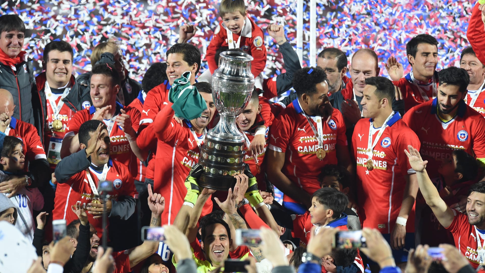 جانب من احتفالات المنتخب التشيلي بفوزه بلقب "كوبا أمريكا."