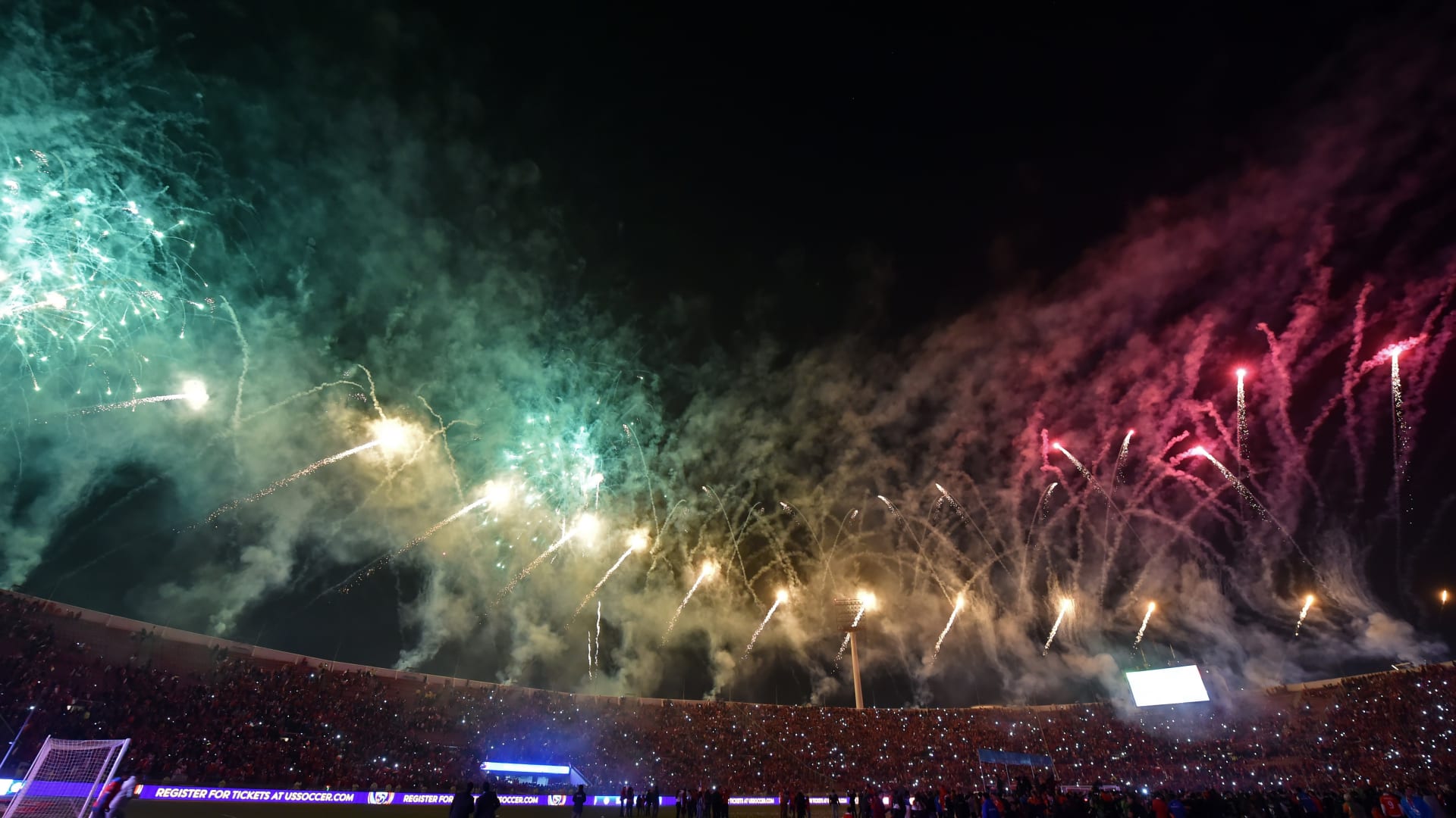 الألعاب النارية تزين الملعب الذي احتضن نهائيات بطولة "كوبا أمريكا" التي فاز فيها منتخب تشيلي.