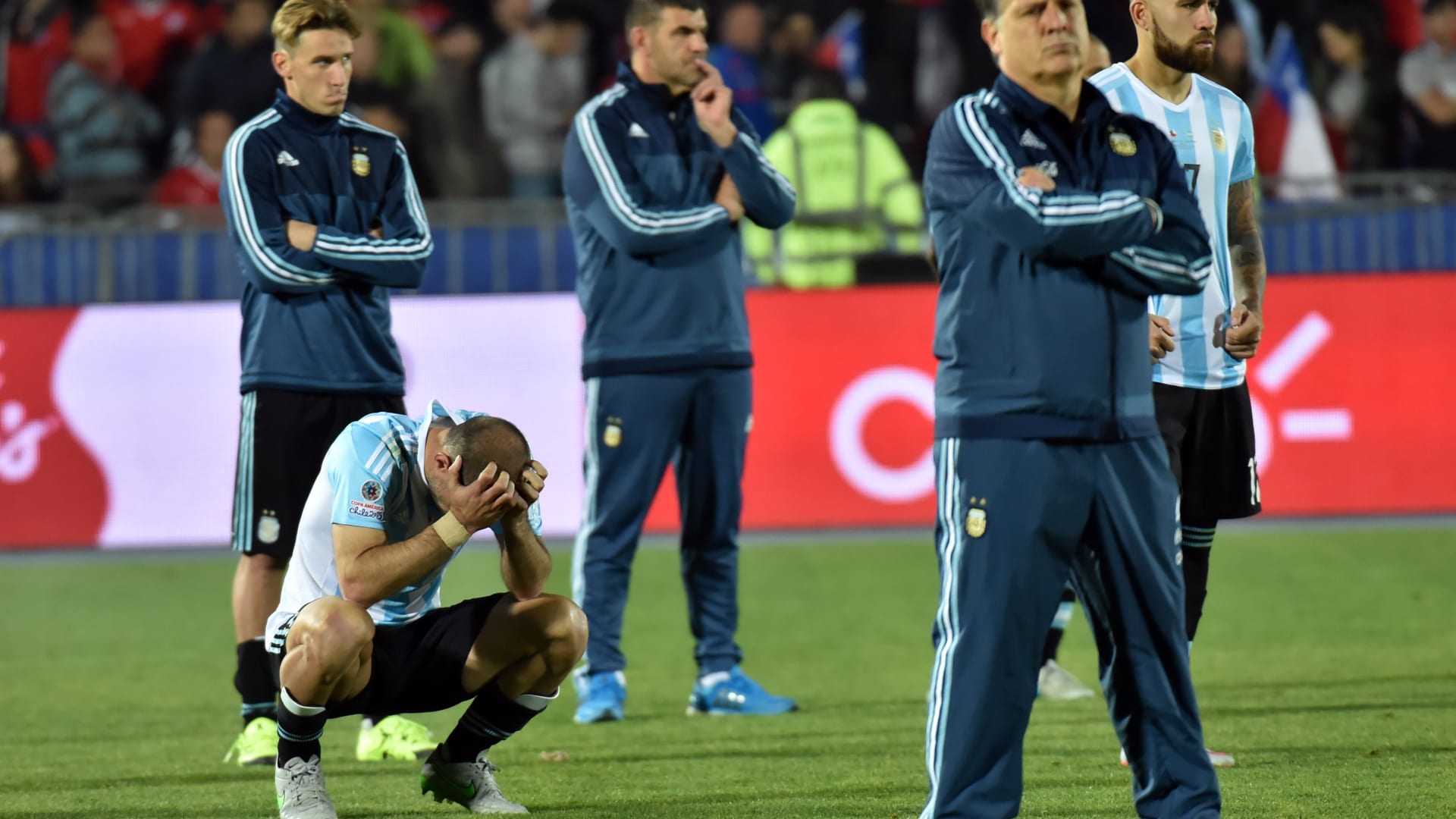 الوجوم بدا واضحا على وجوه أفراد الطاقم الفني للمنتخب الأرجنتيني بعد نهاية المباراة.