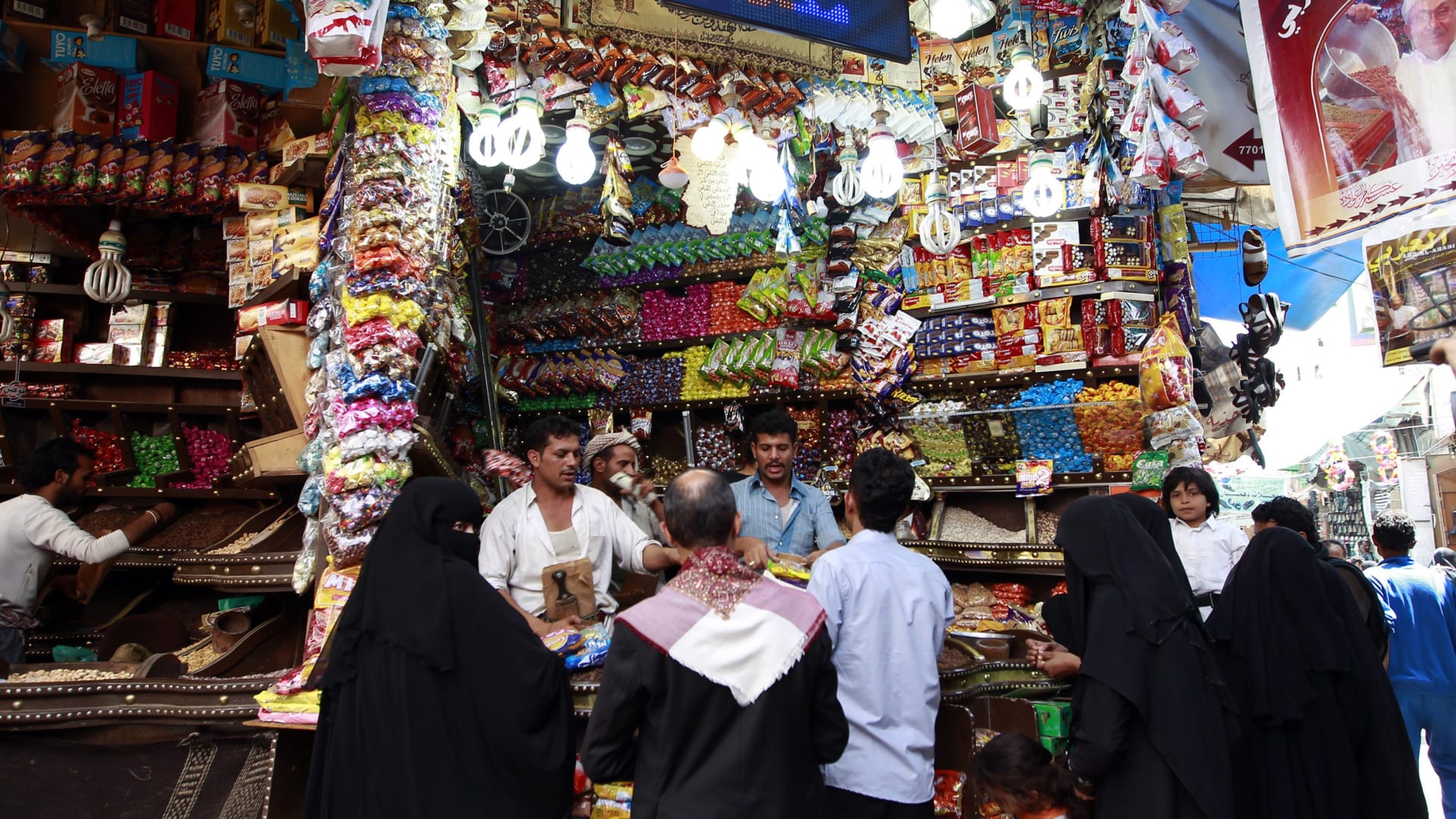 سيدات يمنيات يشترين من أحد المحال استعدادا للعيد