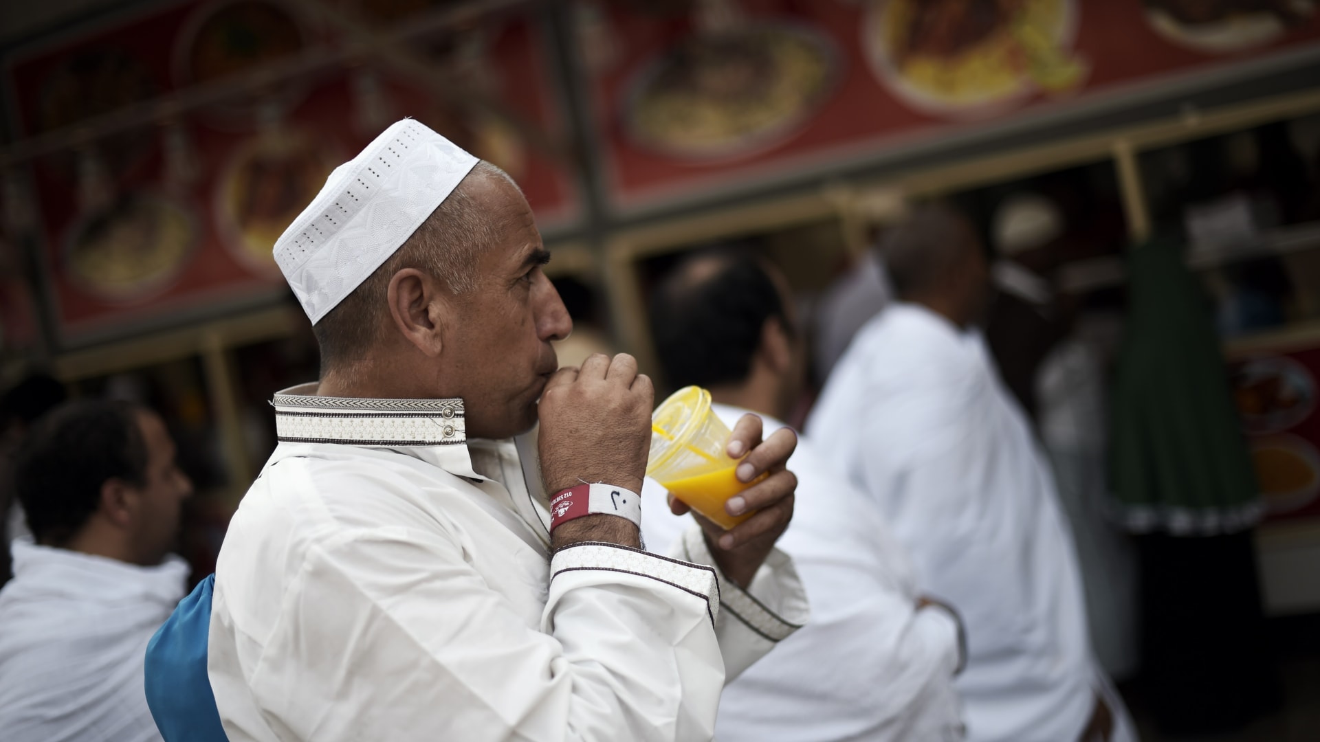 حاج يتناول العصير خلال أدائه مناسك الحج في مكة