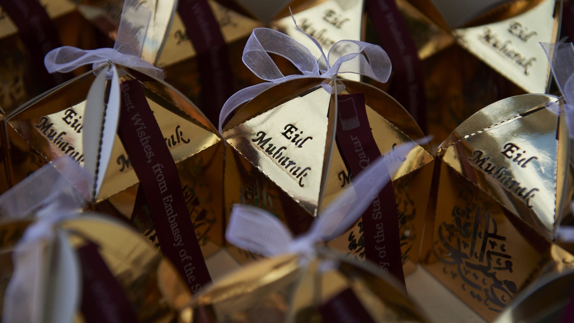 علب تحتوي على الحلويات تم تحضيرها خصيصا ليوم العيد في ميدان ترافالغار بلندن
