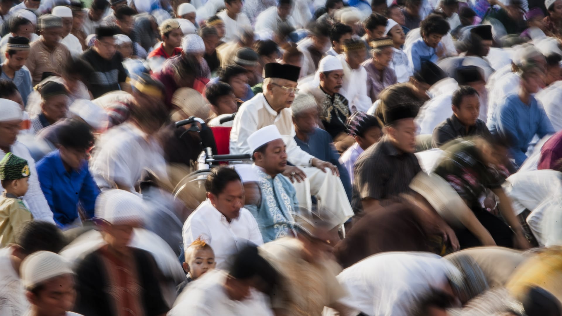 مصلون يؤدون صلاة العيد في جاكرتا بإندونيسيا صباح عيد الأضحى