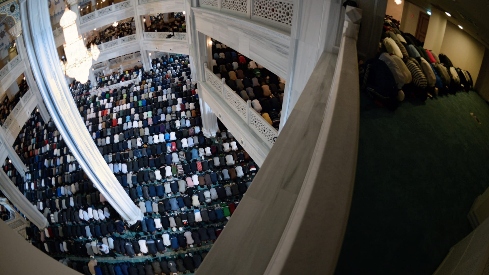 المسلمون يؤدون صلاة العيد في المسجد الكبير بموسكو، والذي افتتحه فلاديمير بوتين أمس الأربعاء