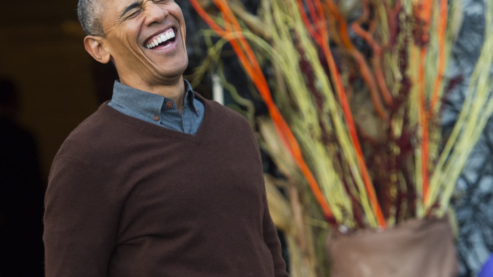 بالصور.. ما الذي جعل باراك أوباما ينفجر ضاحكا بهذا الشكل.. وما علاقة بابا الفاتيكان بالأمر؟
