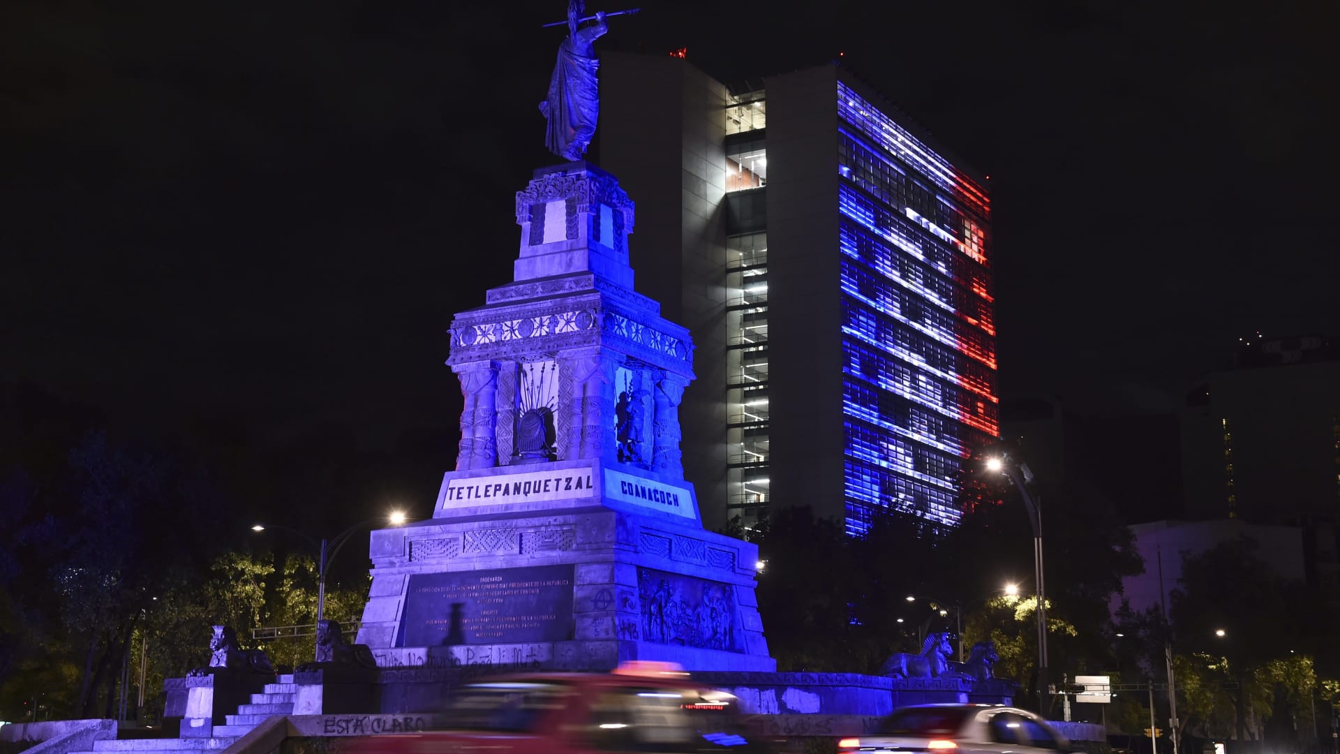 بالصور.. العالم يتضامن بألوان العلم الفرنسي مع "عاصمة النور" 