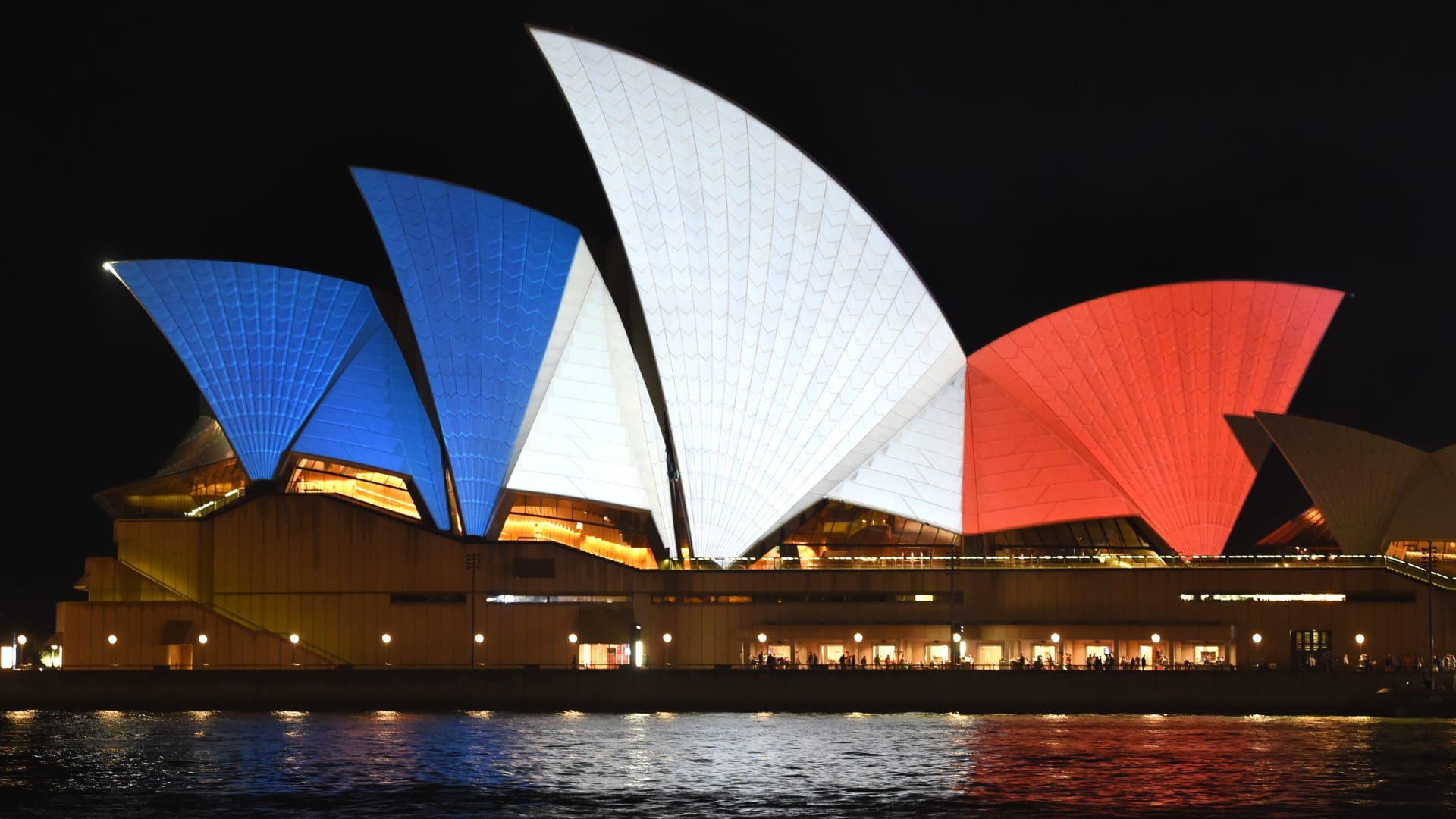 بالصور.. العالم يتضامن بألوان العلم الفرنسي مع "عاصمة النور" 