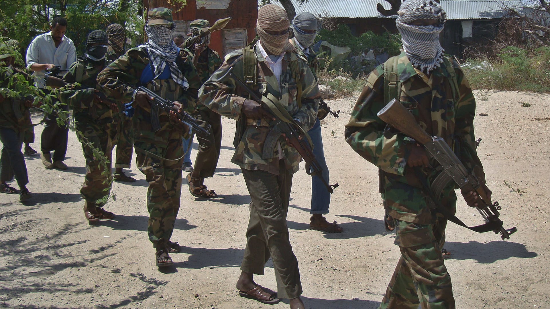 الصومال.. 3 قتلى بتفجير سيارة مفخخة استهدف مسؤولين محليين تبنته حركة "الشباب"