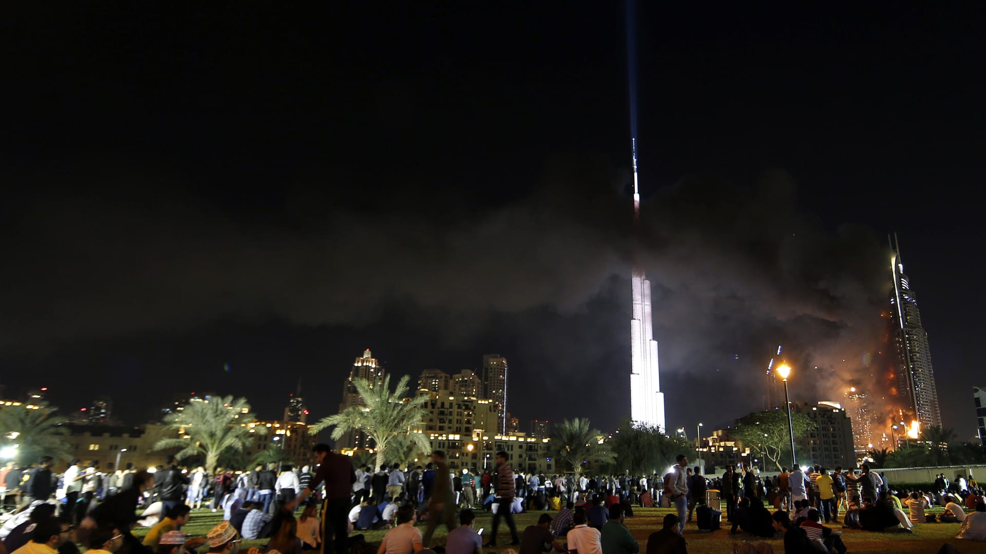 بالصور: من حريق هائل في فندق إلى ألعاب نارية مذهلة.. دبي تودع 2015 وتستقبل 2016 