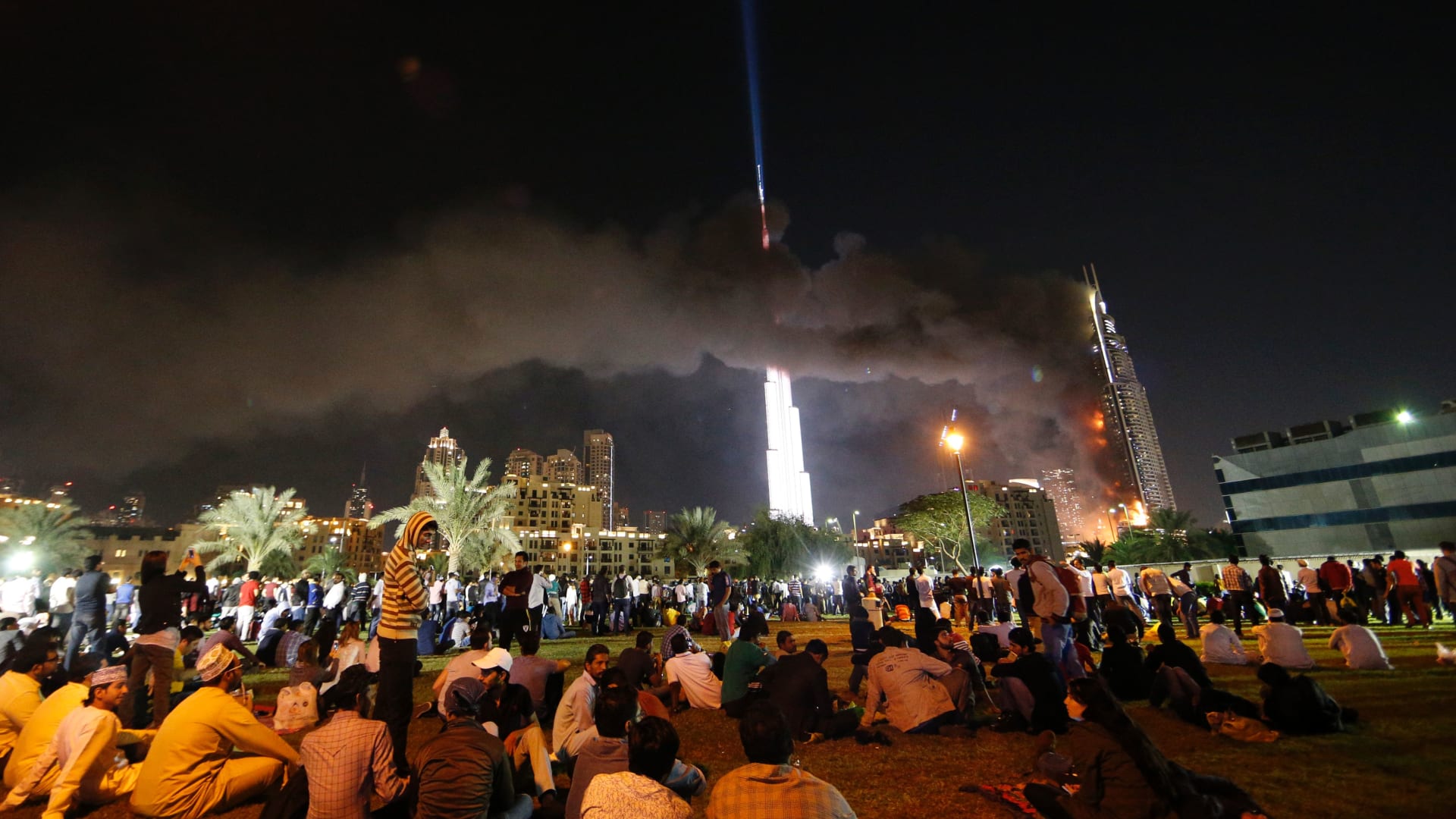 بالصور: من حريق هائل في فندق إلى ألعاب نارية مذهلة.. دبي تودع 2015 وتستقبل 2016 