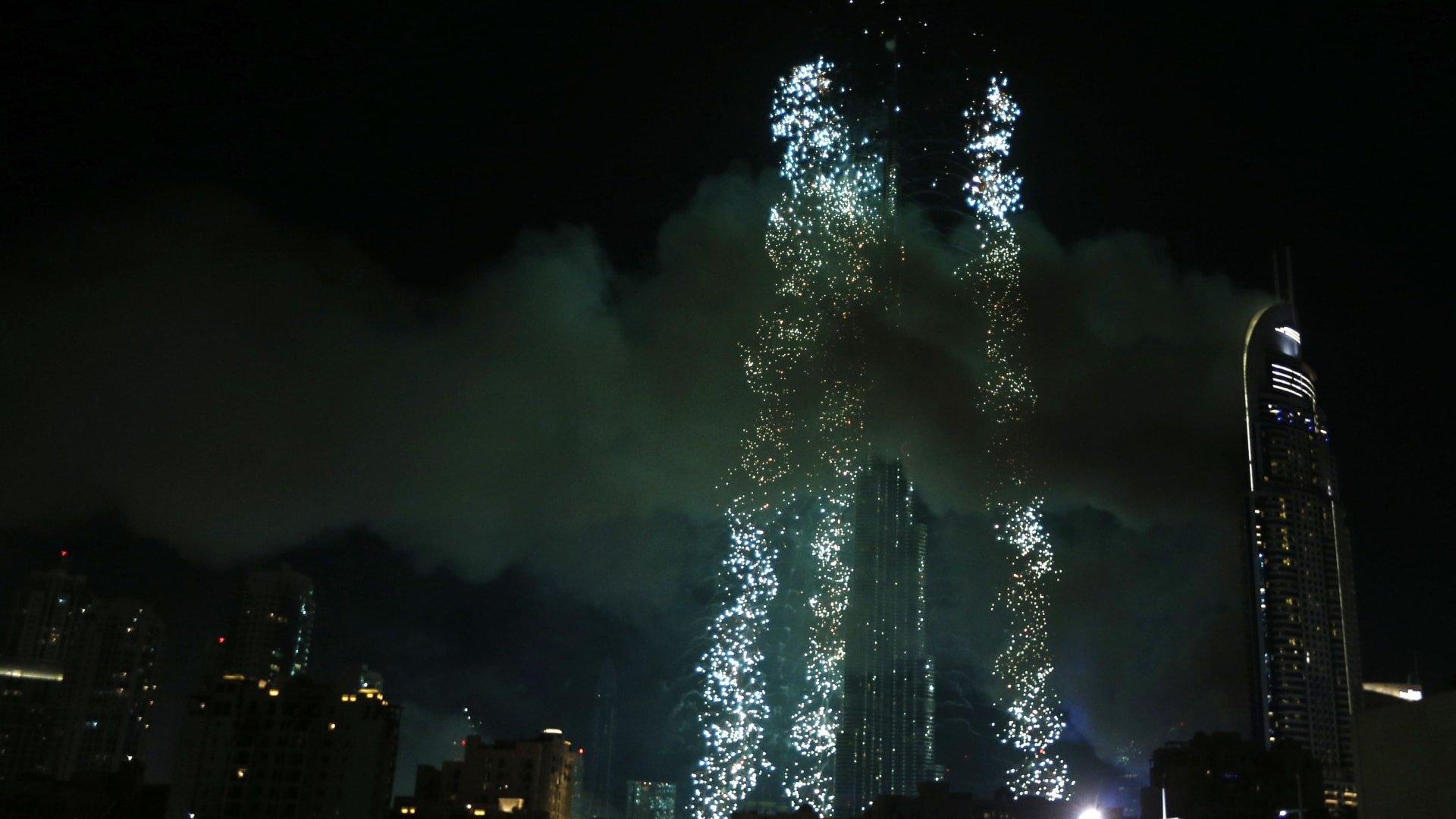 بالصور: من حريق هائل في فندق إلى ألعاب نارية مذهلة.. دبي تودع 2015 وتستقبل 2016