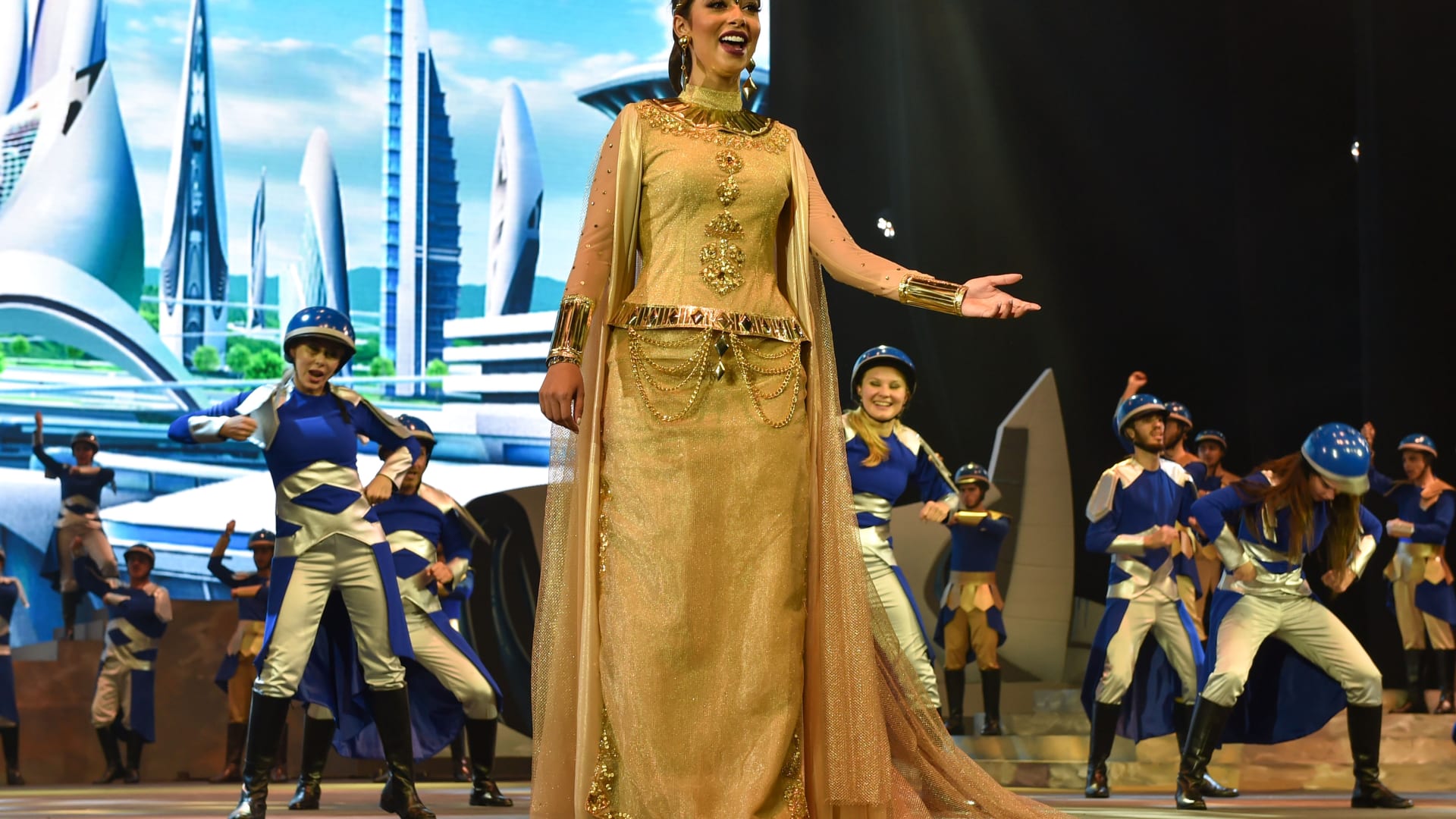 بلقيس تؤدي إحدى الأغنيات في مسرحية "الفارس".