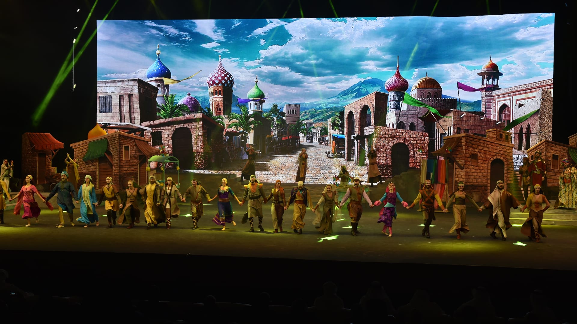 الفرقة الراقصة تؤدي إحدى اللوحات في "الفارس".