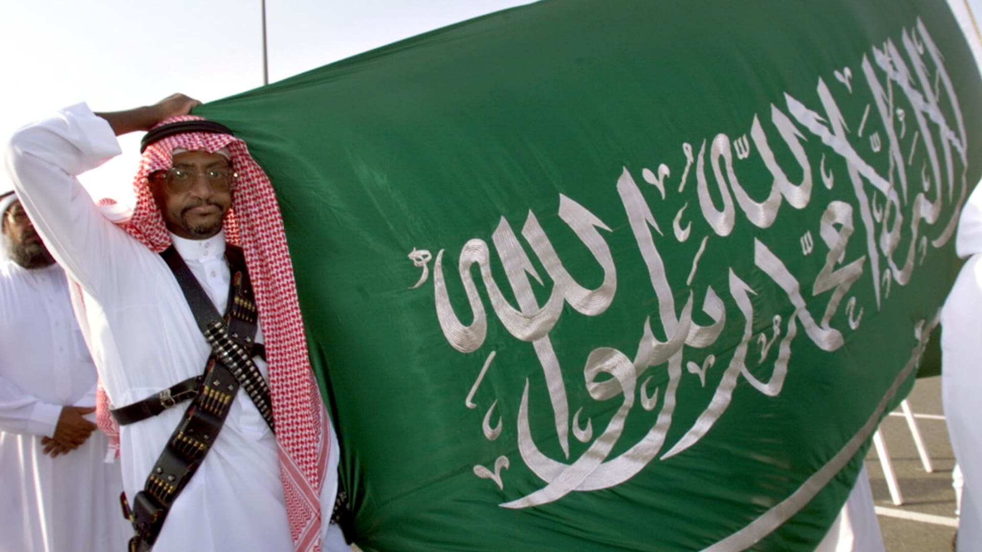مسؤول سعودي: معظم المتورطين بالإرهاب من الشبان العازبين.. والزواج قد يبعدهم عن التطرف