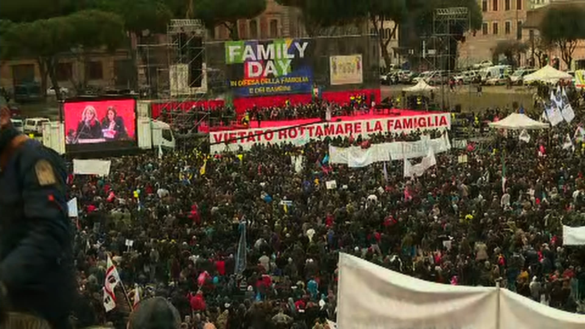 شاهد.. الآلاف يتظاهرون في روما ضد تشريع "زواج المثليين"