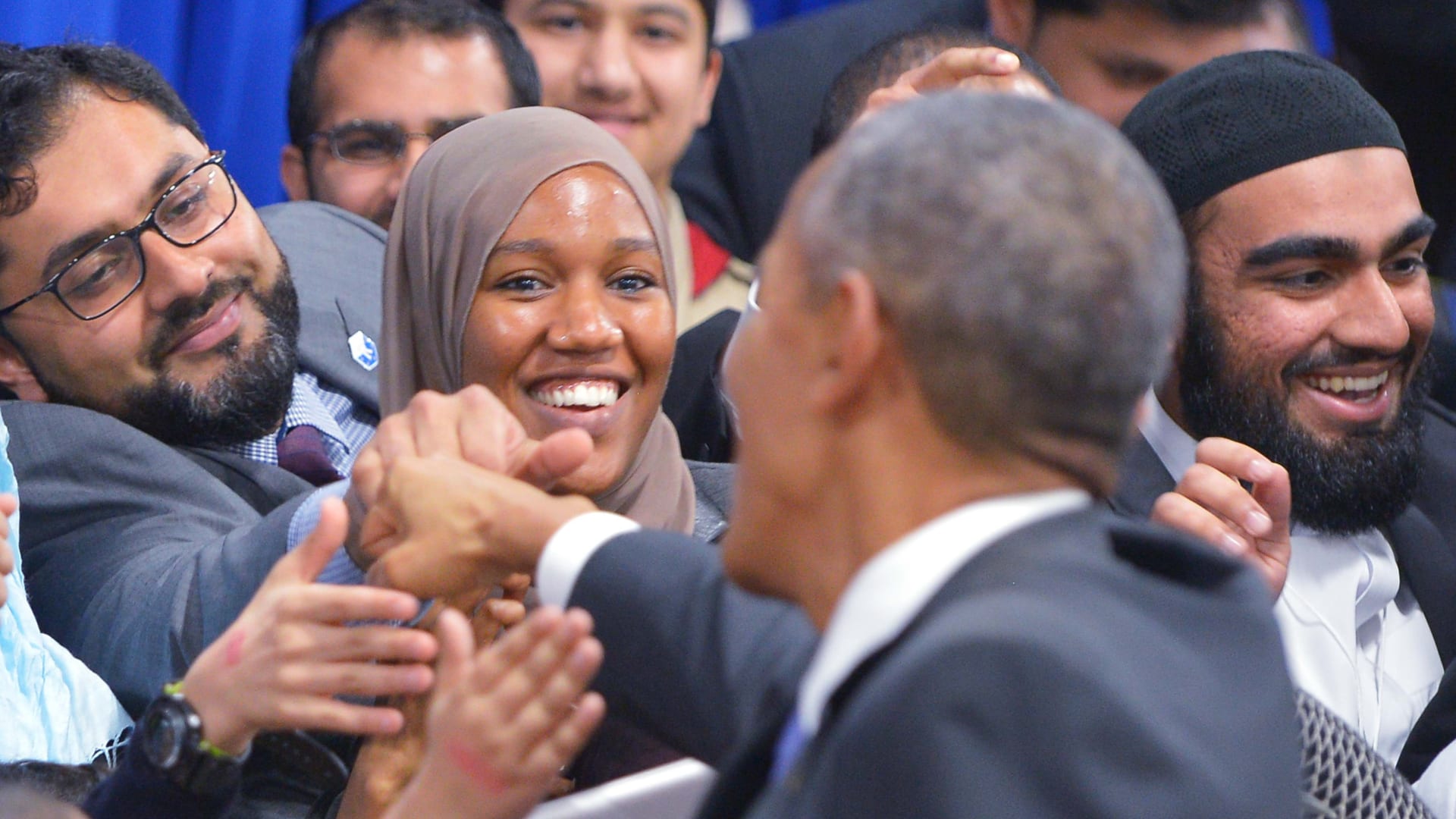 بالصور.. أوباما في مسجد أمريكي لأول مرة: استهداف الإسلام هو استهداف لكل الأديان
