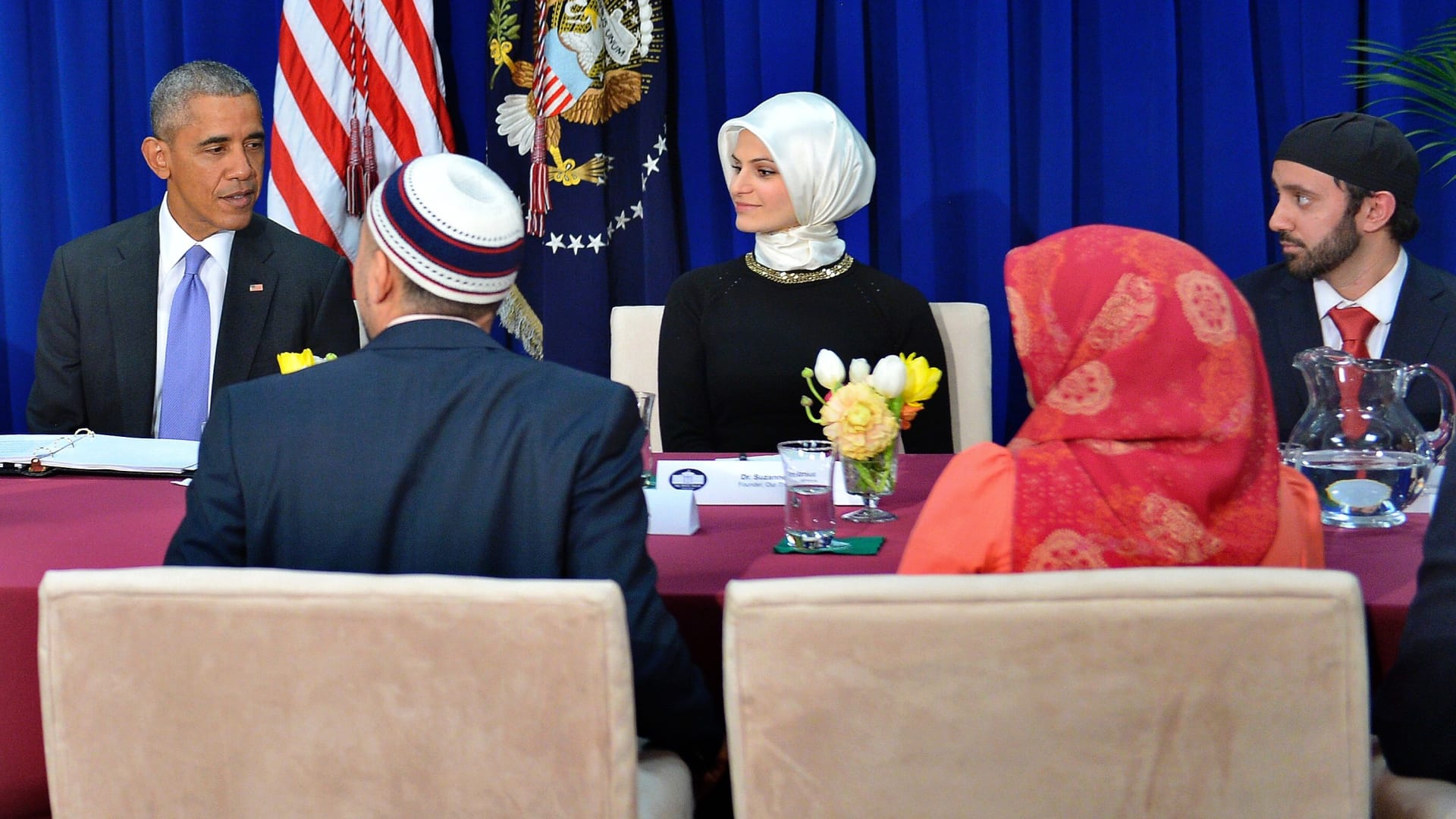 بالصور.. أوباما في مسجد أمريكي لأول مرة: استهداف الإسلام هو استهداف لكل الأديان