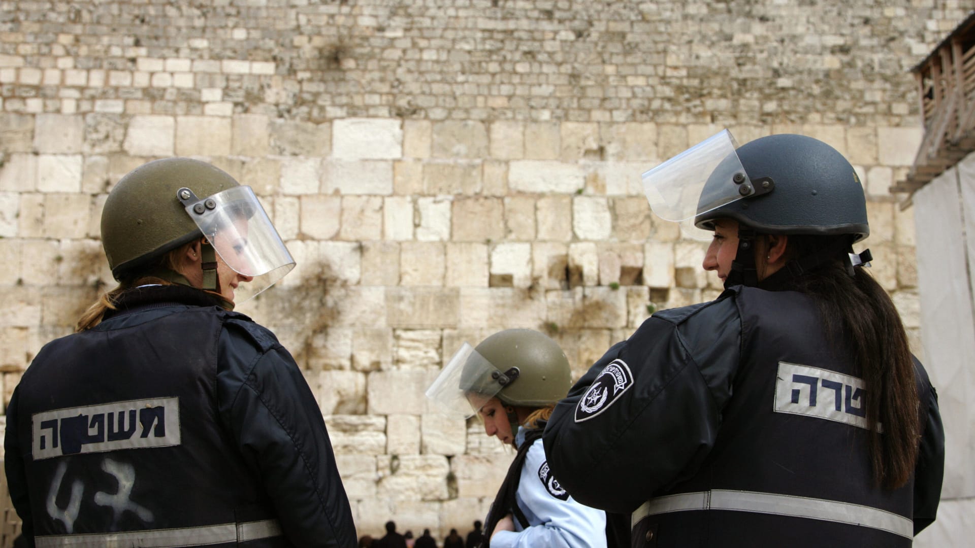 الشرطة الإسرائيلية: إصابة شرطيتين في "هجوم إطلاق نار وطعن" في القدس ومقتل "الإرهابيين الثلاثة"