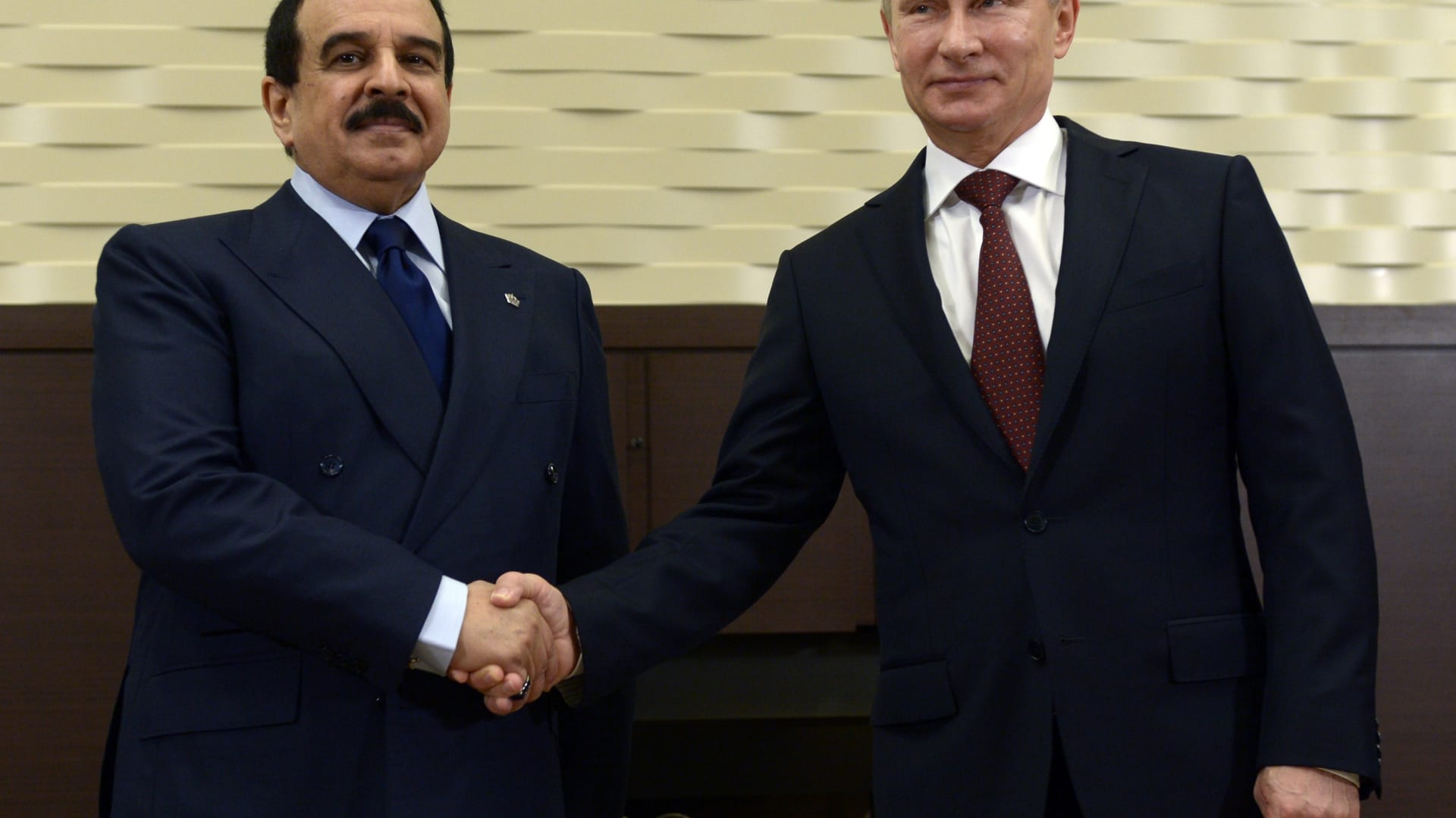ملك البحرين يناقش مع بوتين تطوير العلاقات الثنائية وقضايا الإرهاب وأوضاع الشرق الأوسط