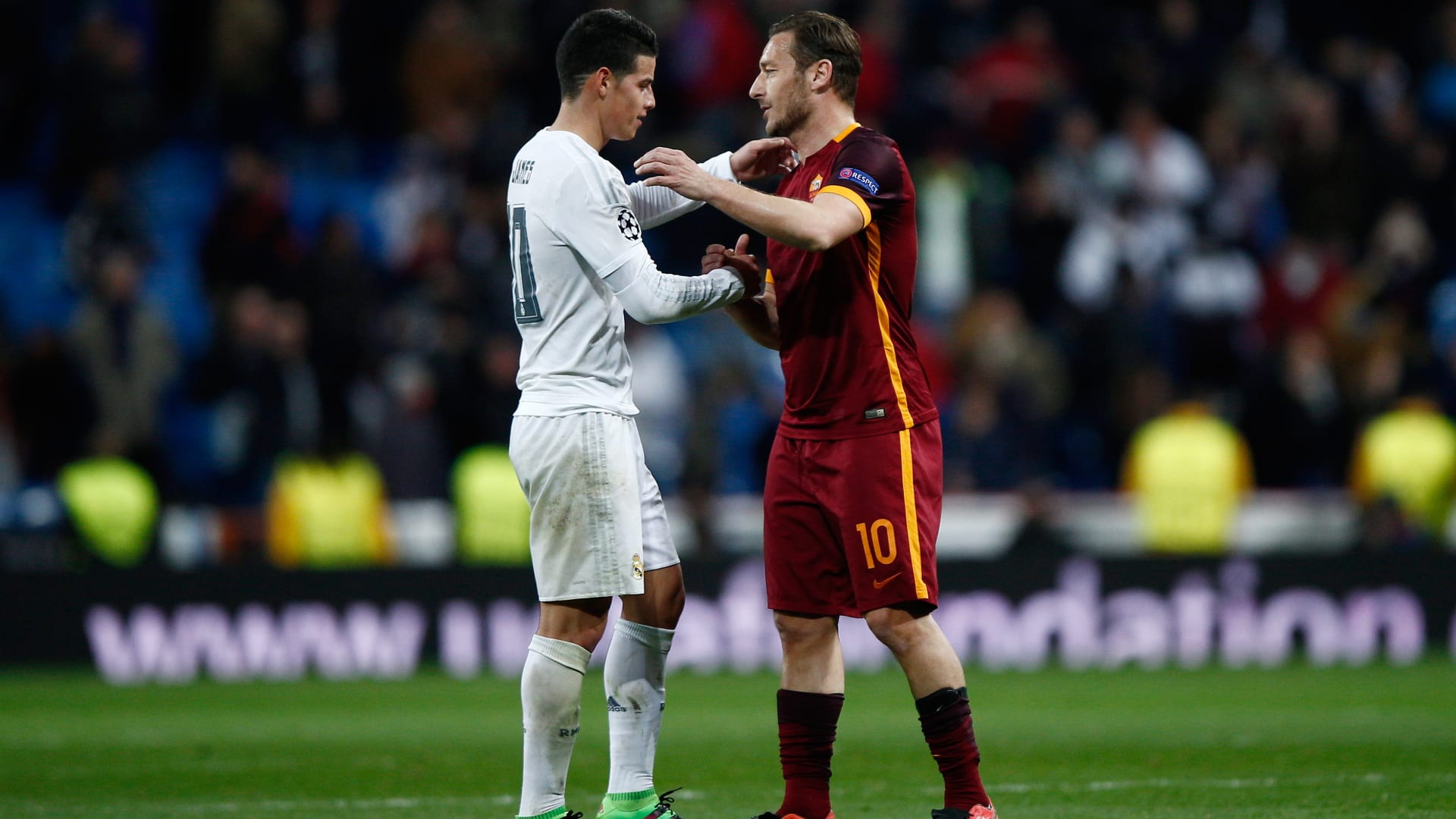 مصافحة بين خاميس رودريغز من نادي ريال مدريد وفرانسيسكو توتي من نادي روما بعد المباراة.