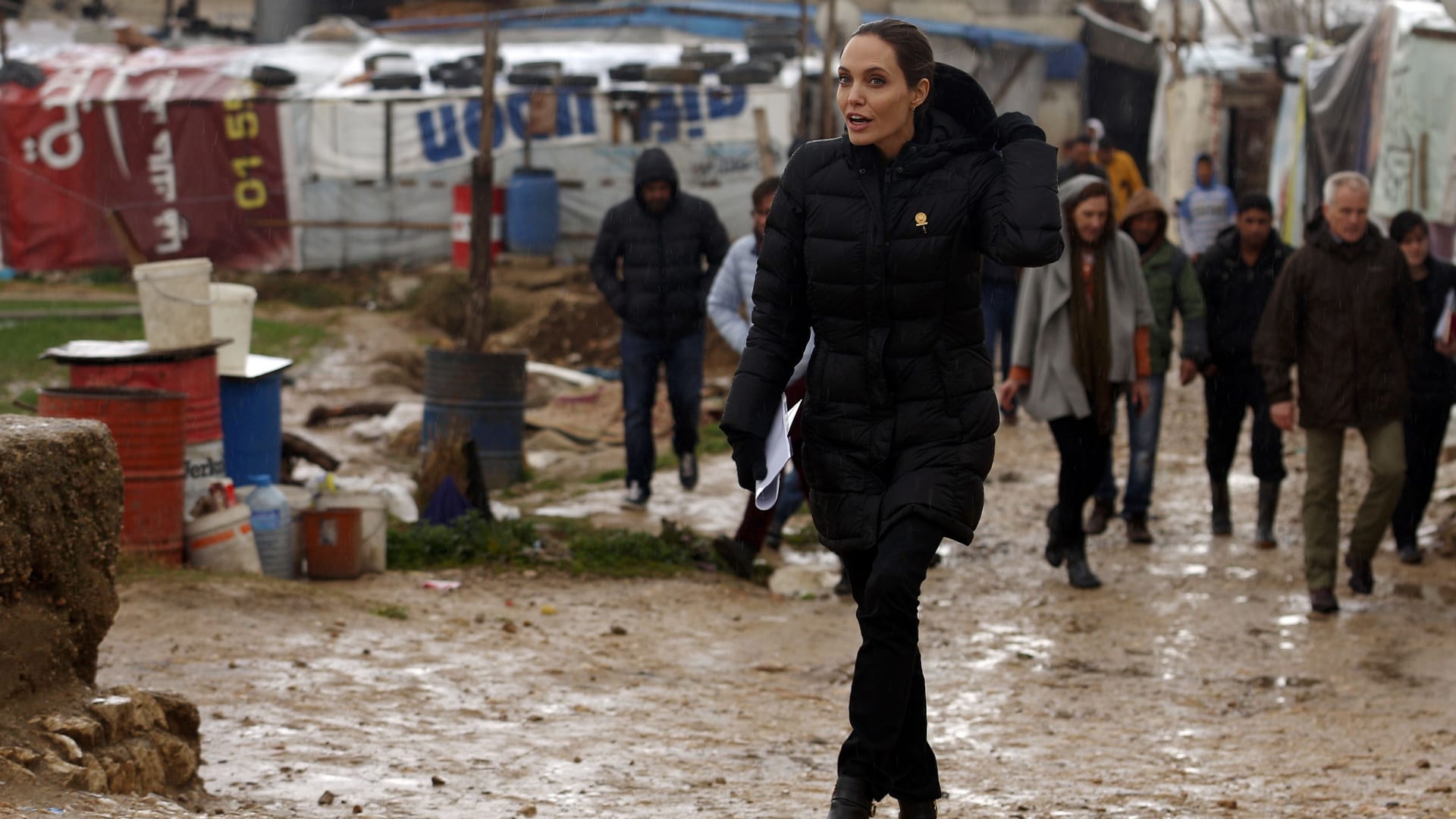 بالصور: في الذكرى الخامسة للحرب السورية.. أنجلينا جولي تزور اللاجئين السوريين بلبنان