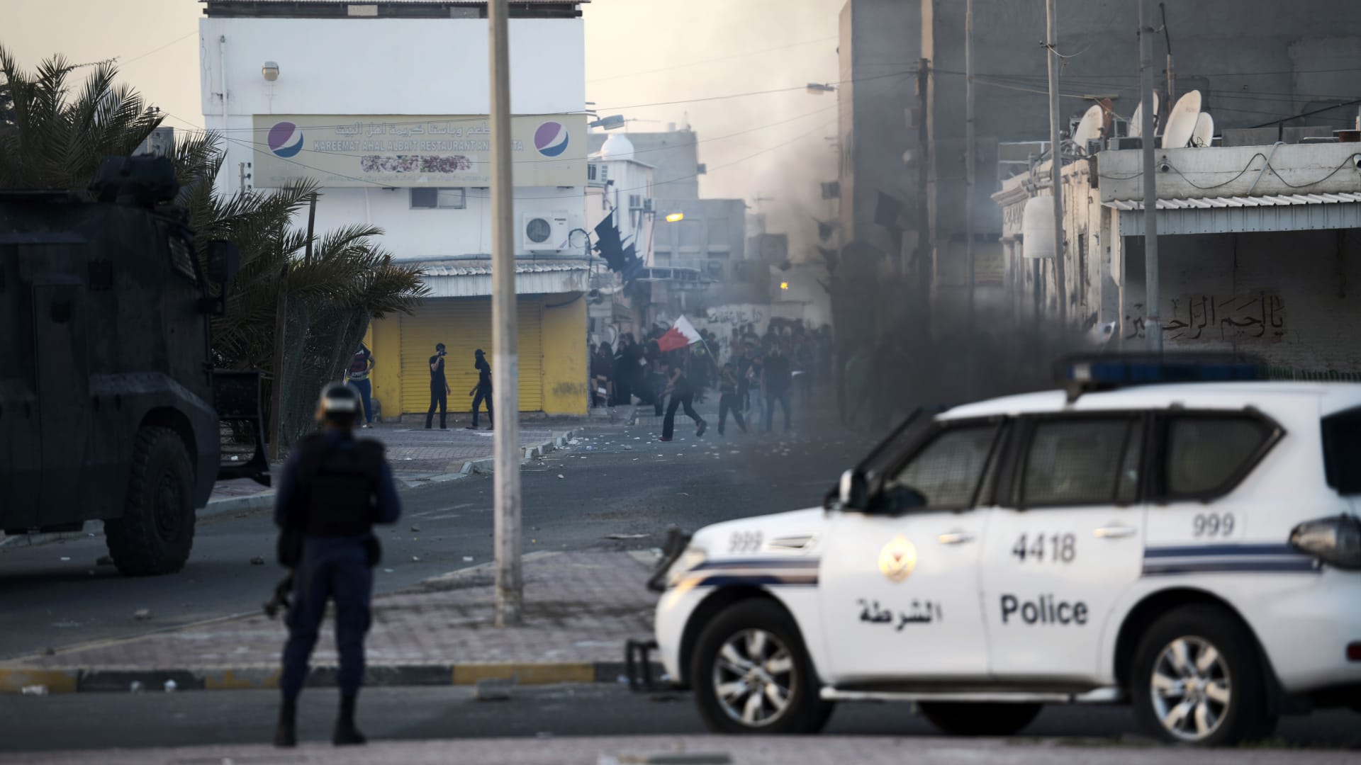 الداخلية البحرينية: مقتل شرطي وإصابة اثنين إثر هجوم بالقنابل الحارقة والزيداني يُؤكد دعم دول مجلس التعاون للبحرين