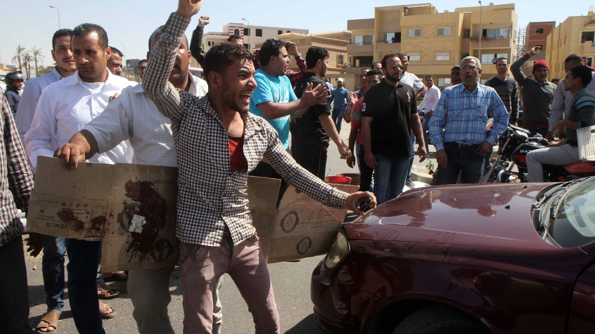 بالفيديو: قصة مقتل "بياع شاي" مصري على يد شرطي "علشان جنيه" تثير ضجة 