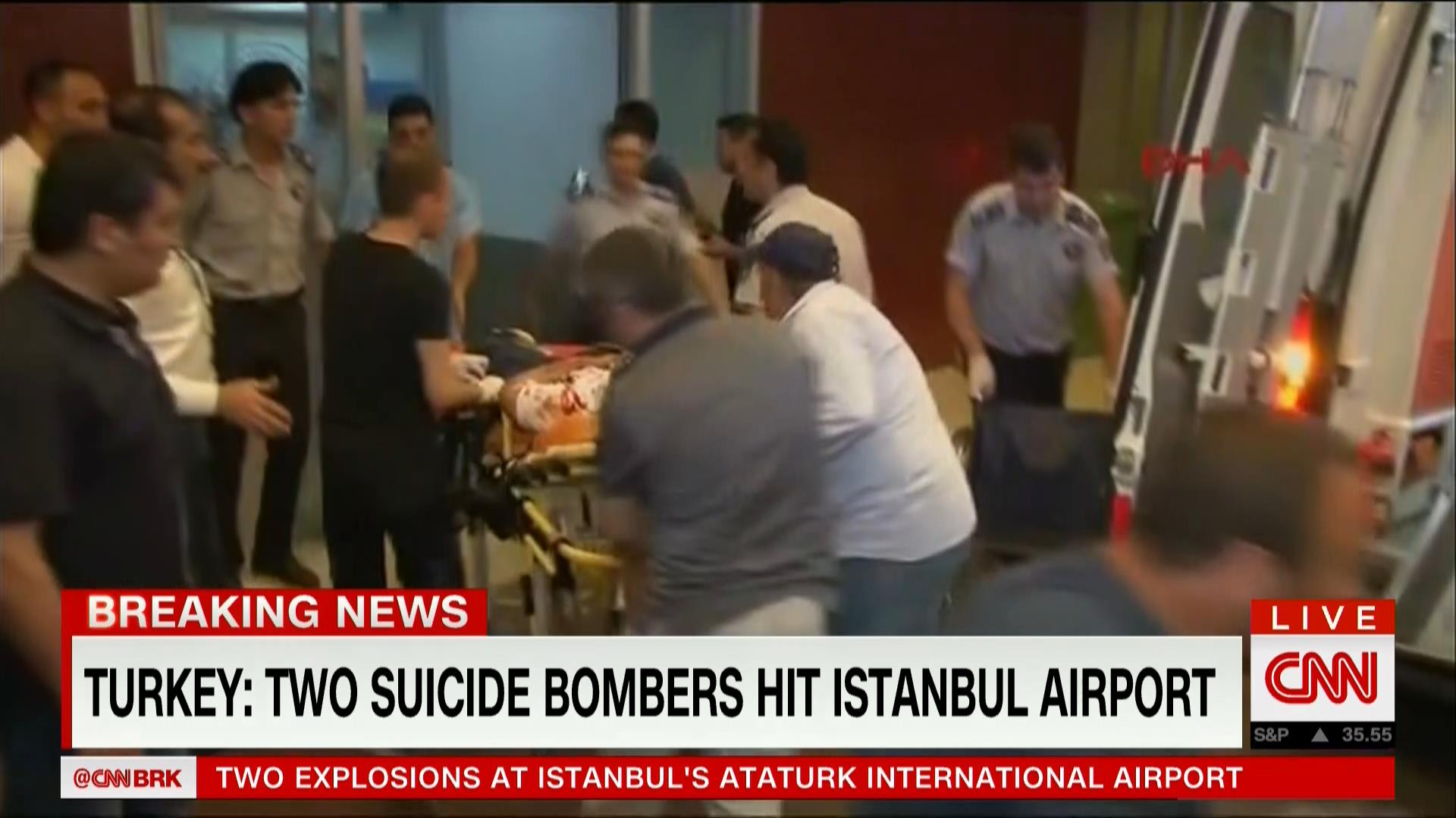 بالصور: المشاهد الأولية لثلاثة تفجيرات انتحارية في مطار أتاتورك الدولي بإسطنبول