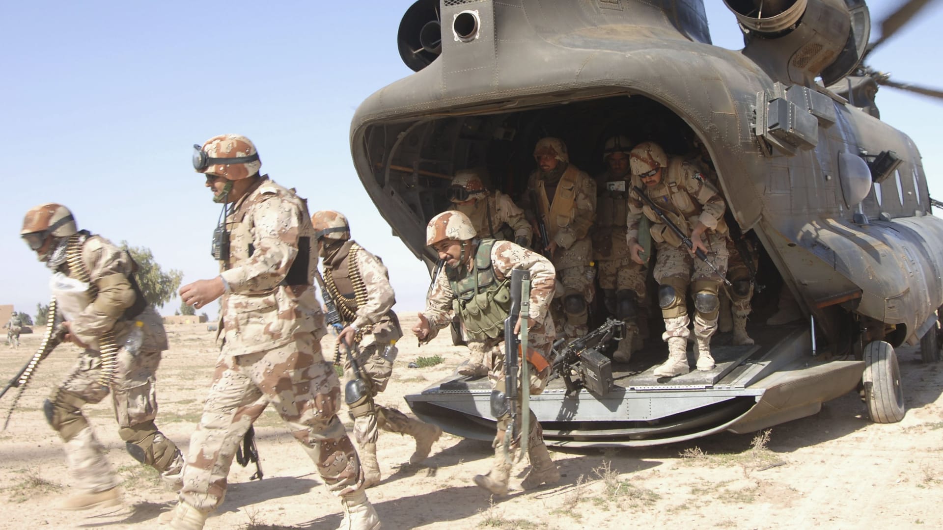 بالفيديو.. الدفاع العراقي: مقتل العشرات من مقاتلي "داعش" إثر غارة على قافلة من 500 مركبة تفر من الفلوجة