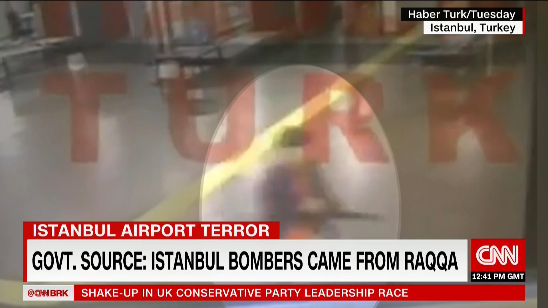 مسؤول تركي لـCNN: منفذو هجوم مطار أتاتورك جاءوا من الرقة بسوريا وقيادة "داعش" متورطة بالعملية