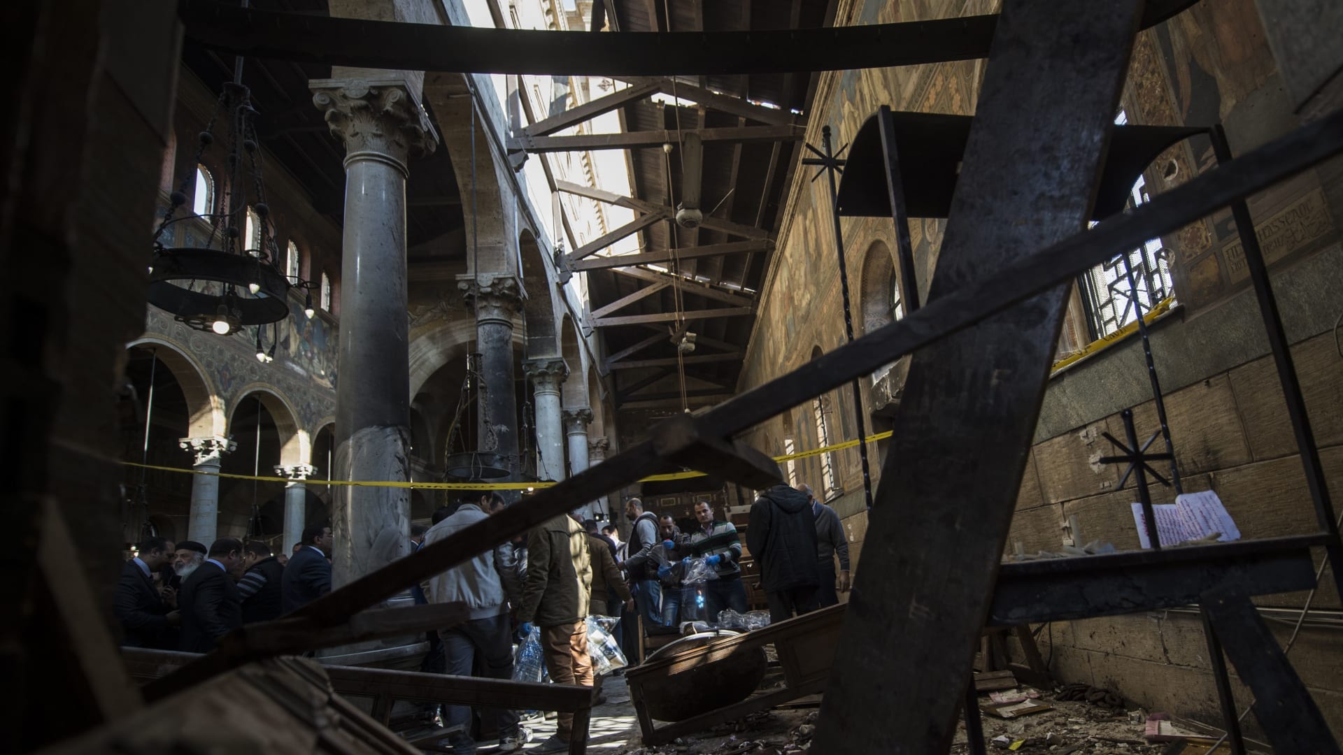 شاهد.. آثار الدمار الذي خلفه الانفجار في الكاتدرائية العباسية بالقاهرة