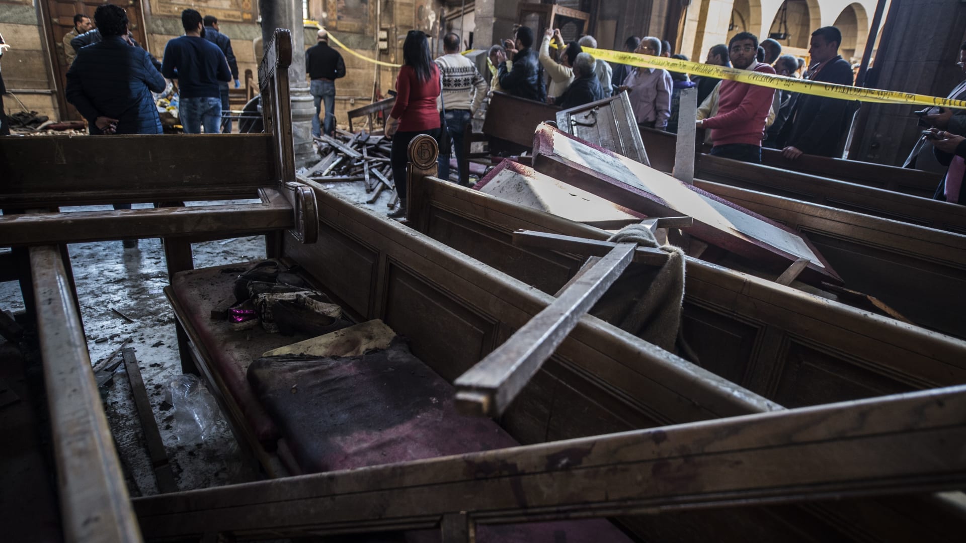 شاهد.. آثار الدمار الذي خلفه الانفجار في الكاتدرائية العباسية بالقاهرة