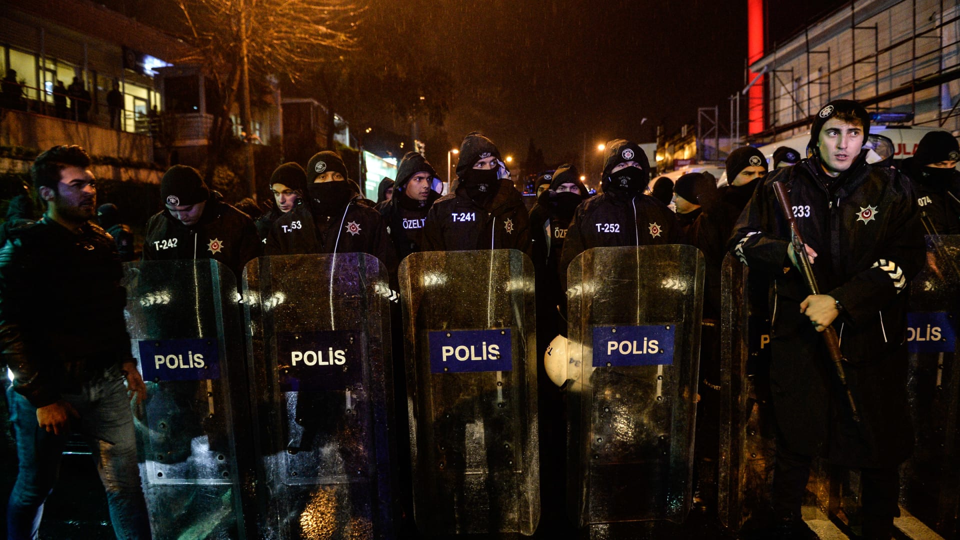 شاهد اللحظات الأولى بعد هجوم إطلاق النار في ملهى ليلي بتركيا خلال احتفالات رأس السنة