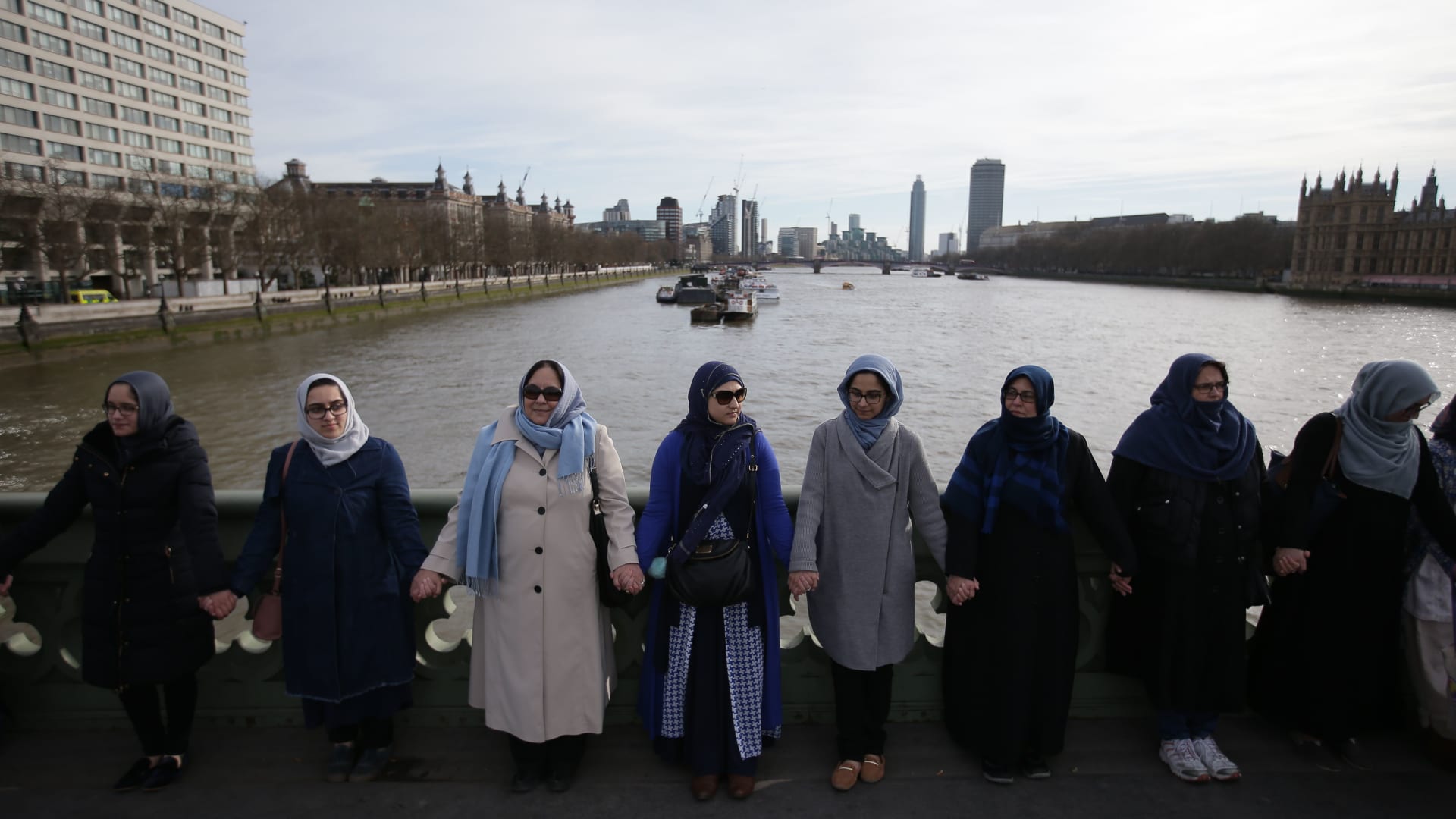 بالصور.. مسلمات بريطانيا في وقفة تضامنية مع ضحايا هجوم لندن