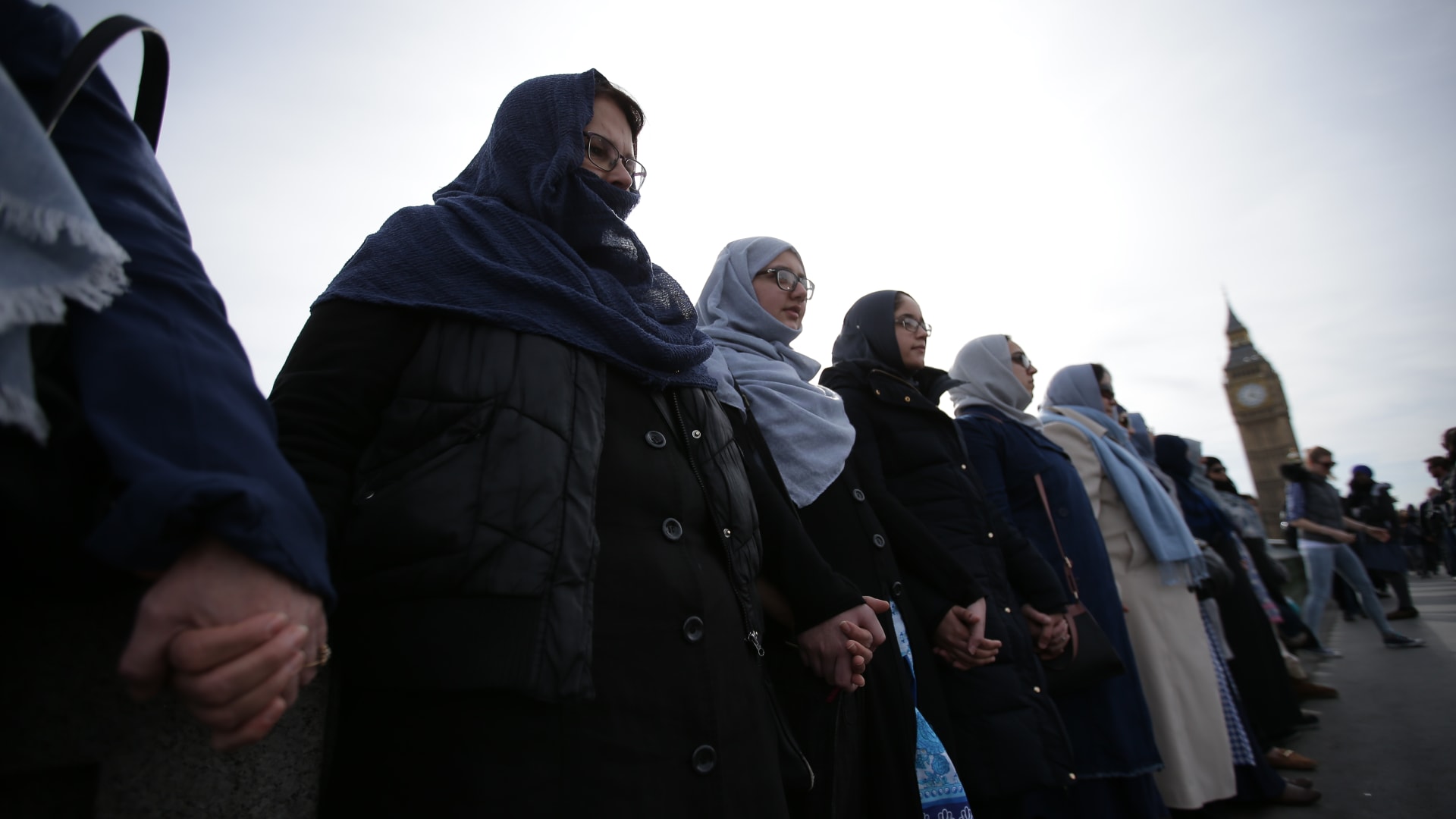 بالصور.. مسلمات بريطانيا في وقفة تضامنية مع ضحايا هجوم لندن