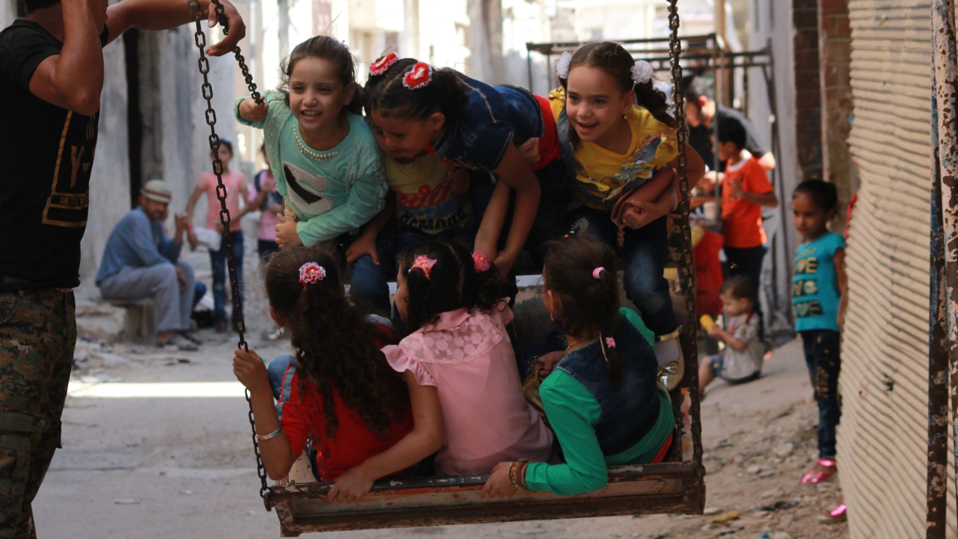 رغم الحرب القاسية.. العيد يرسم بسمات الفرحة البريئة على وجوه أطفال درعا