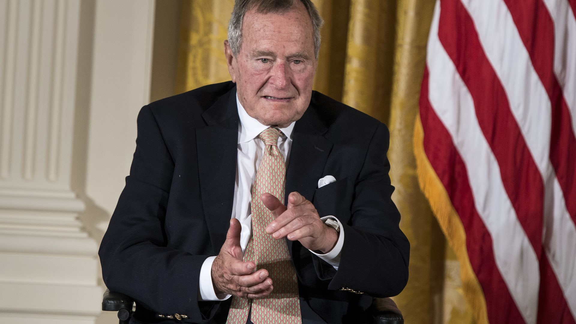 الرئيس بوش الأب يوضح حقيقة "التحرش" بنجمة من هوليوود