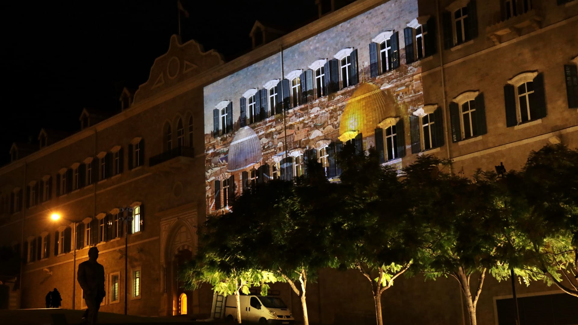 لبنان: المسجد الأقصى وكنيسة القيامة على جدران مقر الحكومة والأبنية