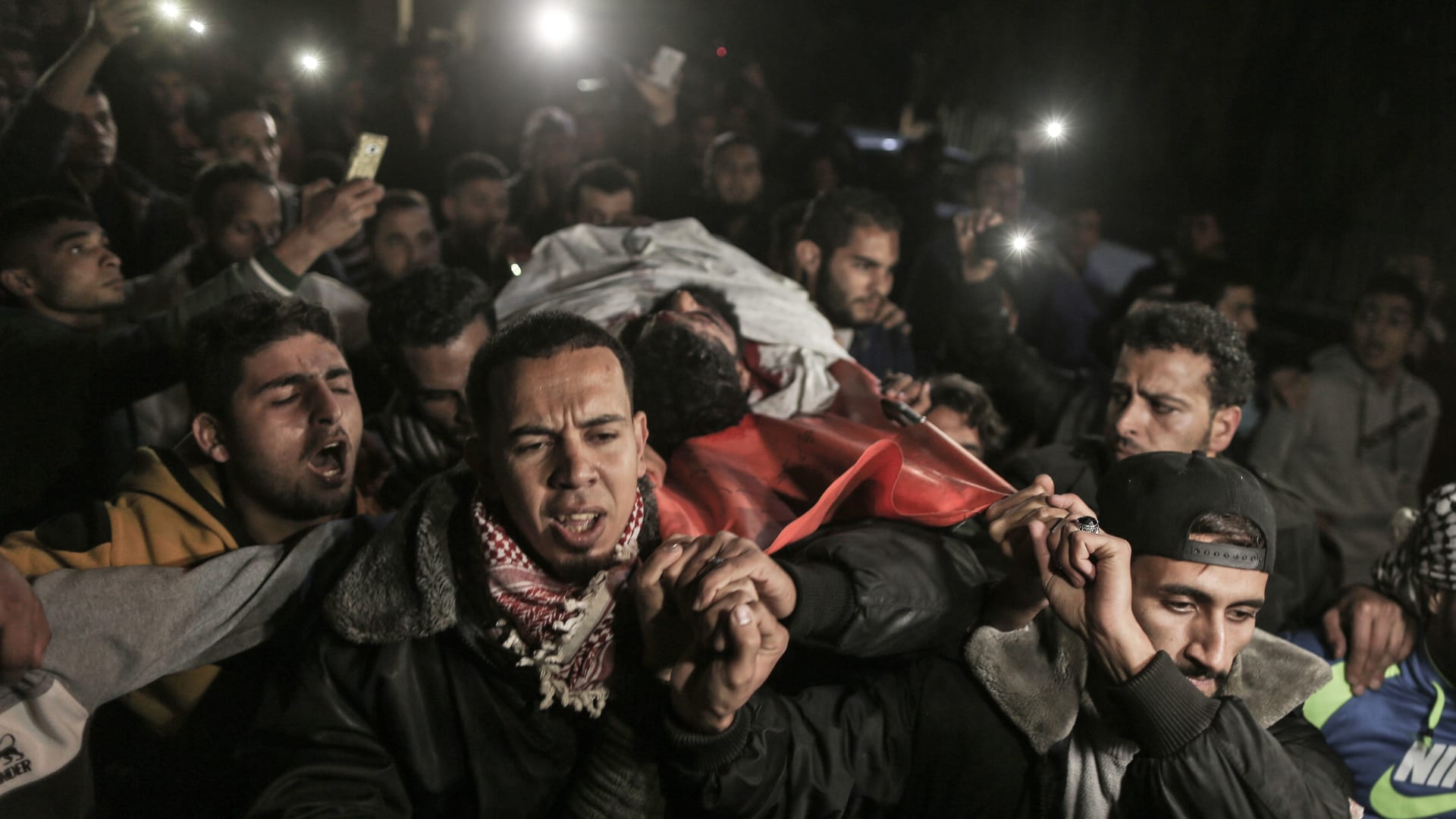 فقد ساقيه في غارة قبل 10 سنوات.. فلسطينيون يشيعون أبوثريا بعد مقتله برصاصة في رأسه 