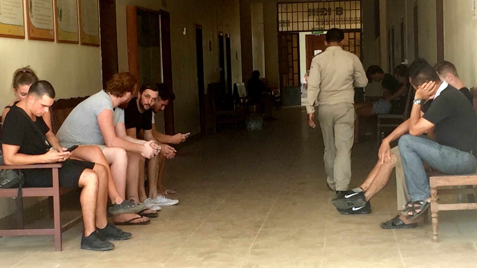 شاهد.. سياح يواجهون السجن بكمبوديا بسبب “تصوير مواد إباحية”
