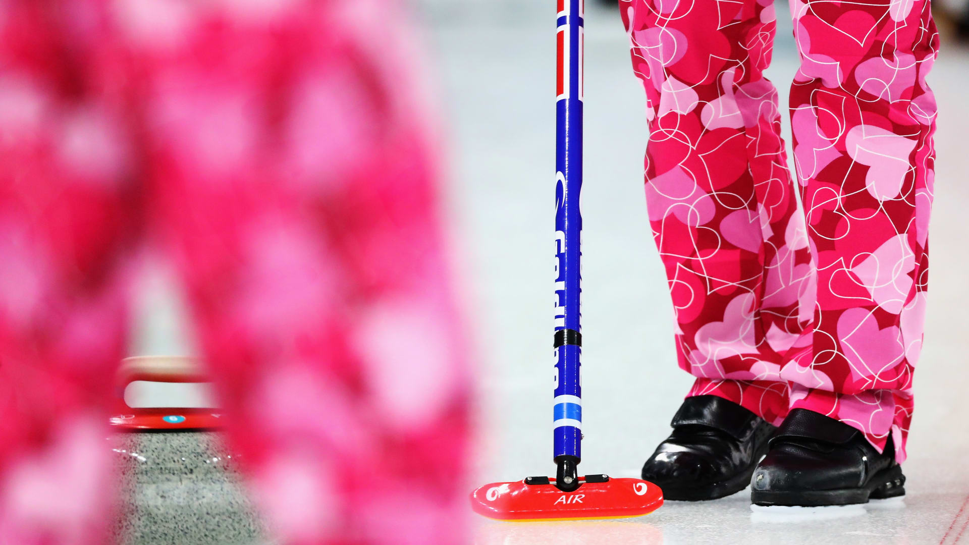 الفريق النرويجي يحتفل بـ"الفالنتاين" على طريقته الخاصة في الأولمبياد الشتوي 