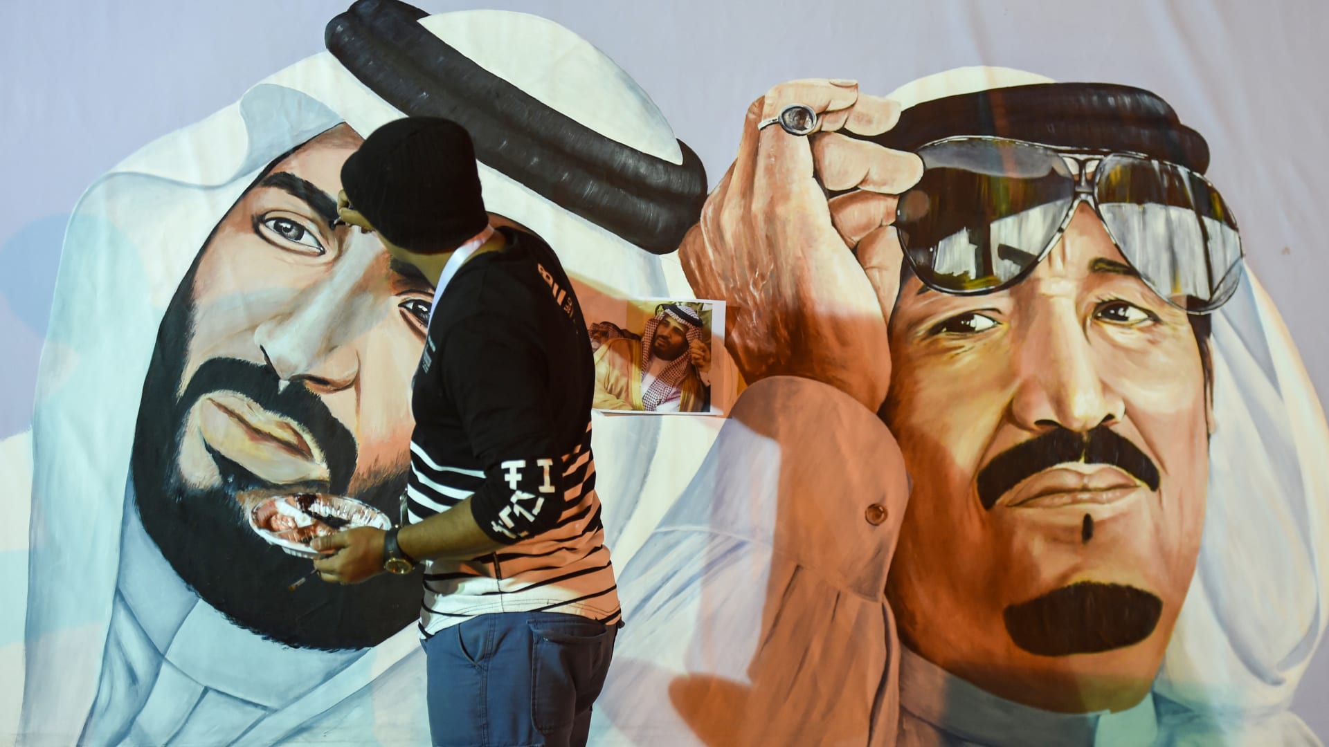مذكرا بتشرتشل وزمزم.. جونسون: نجاح العالم الإسلامي يعتمد على بن سلمان