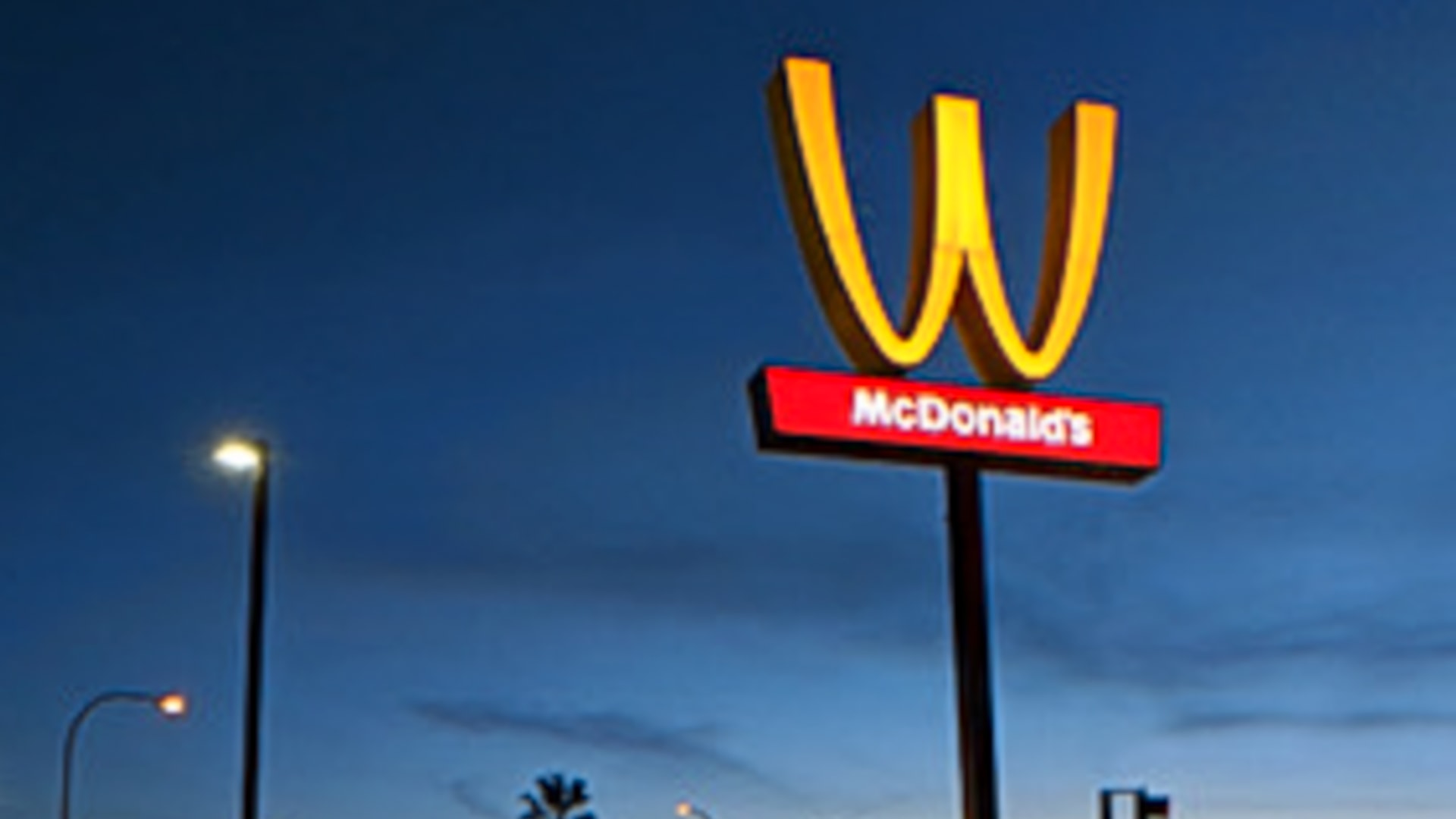 مطاعم "ماكدونالدز" تقلب شعارها بيوم المرأة العالمي