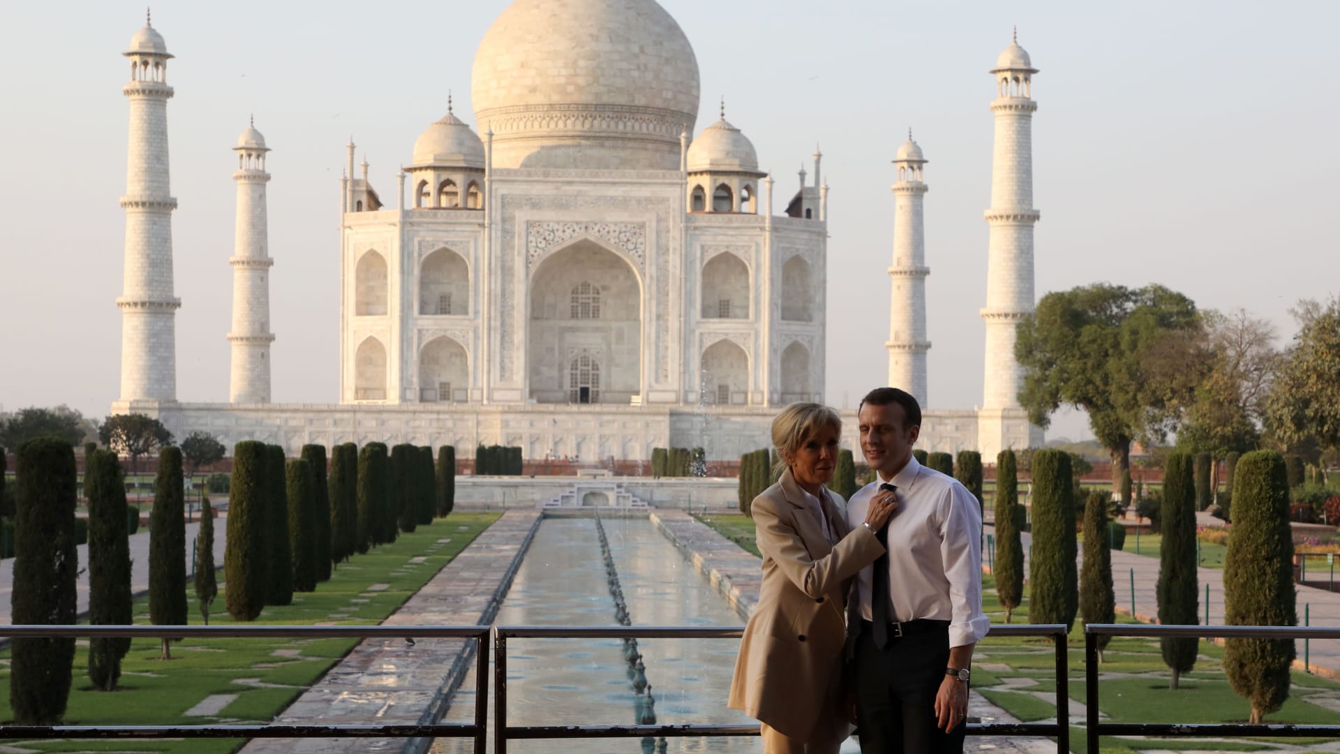 الرئيس الفرنسي برفقة زوجته في "جولة سياحية" بالهند