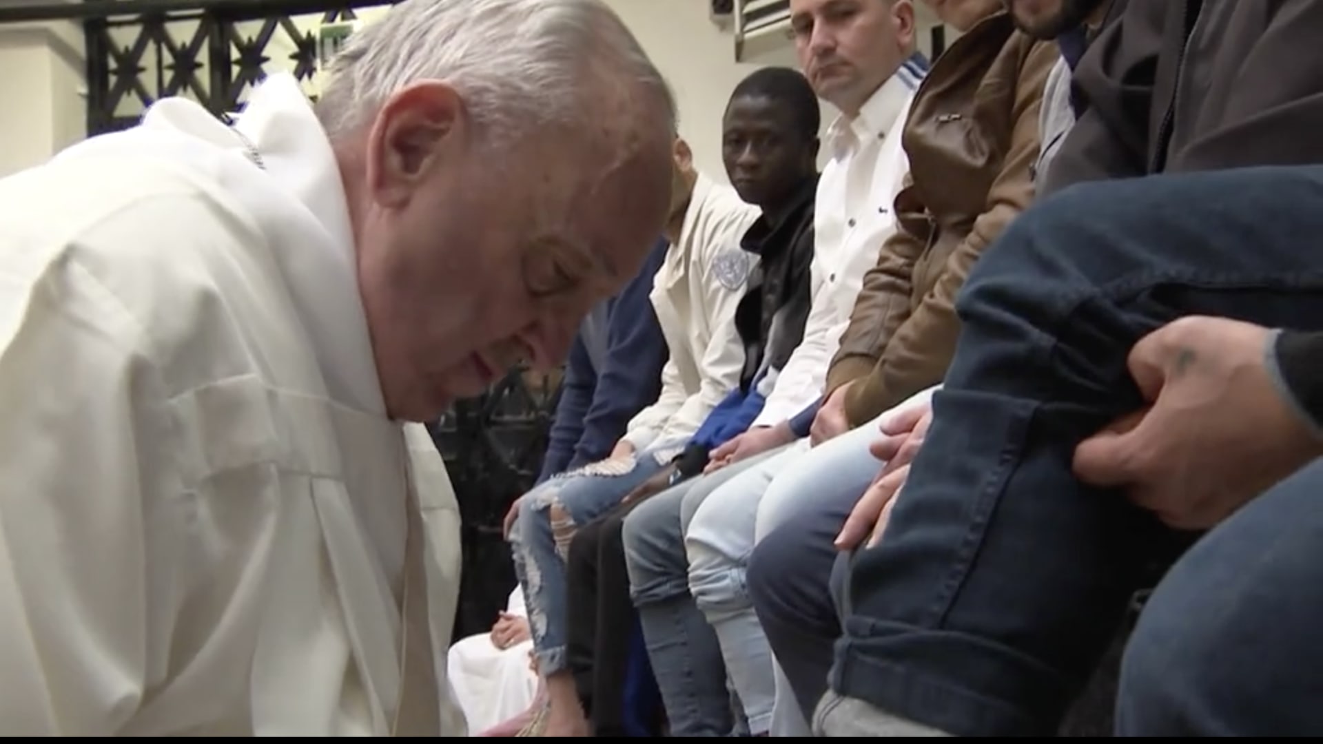 شاهد.. بابا الفاتيكان يغسل أقدام مساجين غير كاثوليك