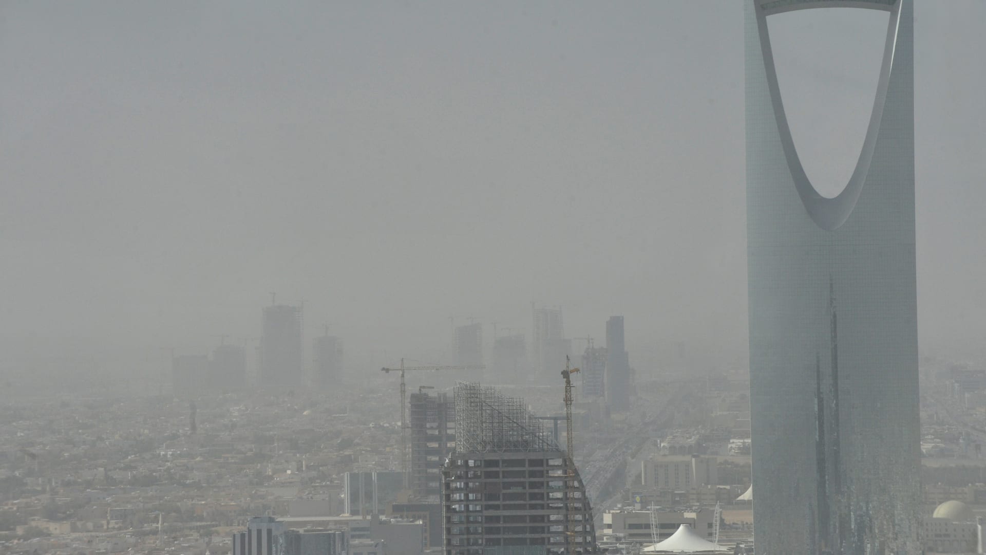 عاصفة غبار كثيف على الرياض.. وناشطون: اللهم إنا نسألك خيرها