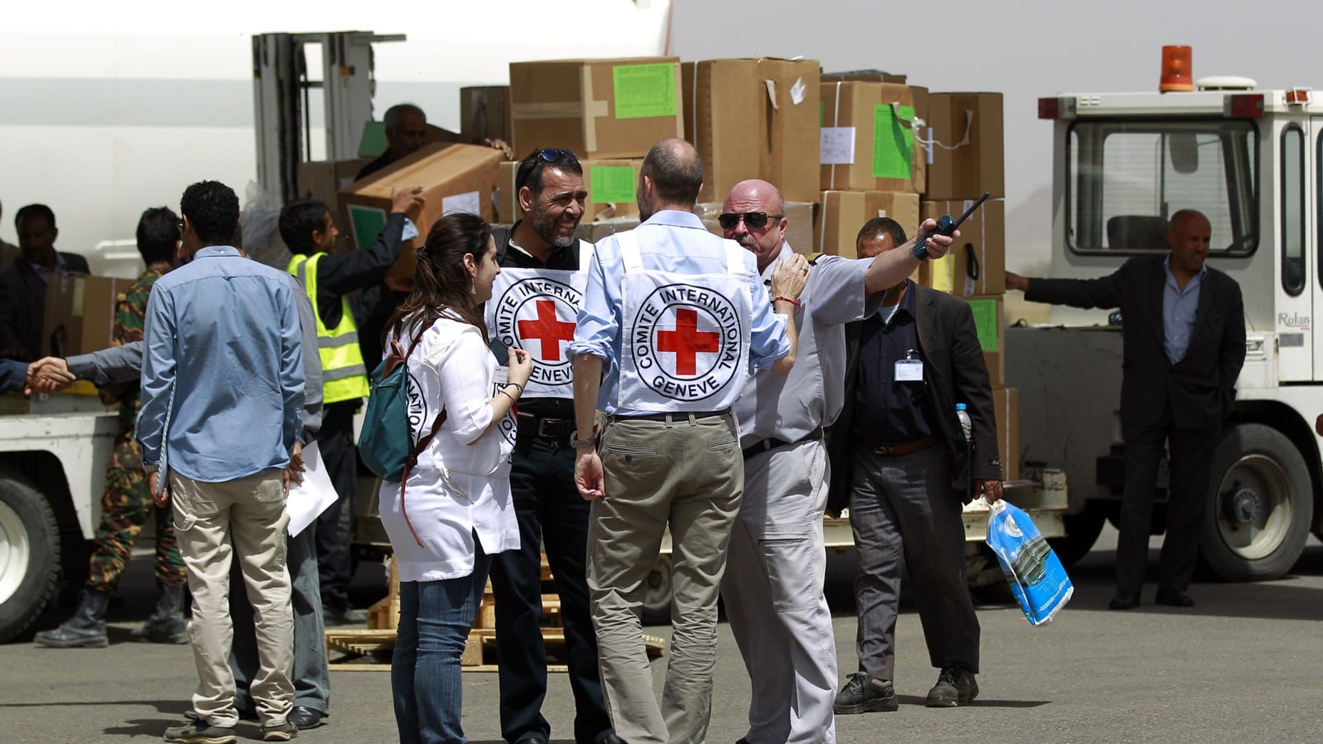 الصليب الأحمر يسحب 71 موظفا من اليمن بسبب تهديدات أمنية