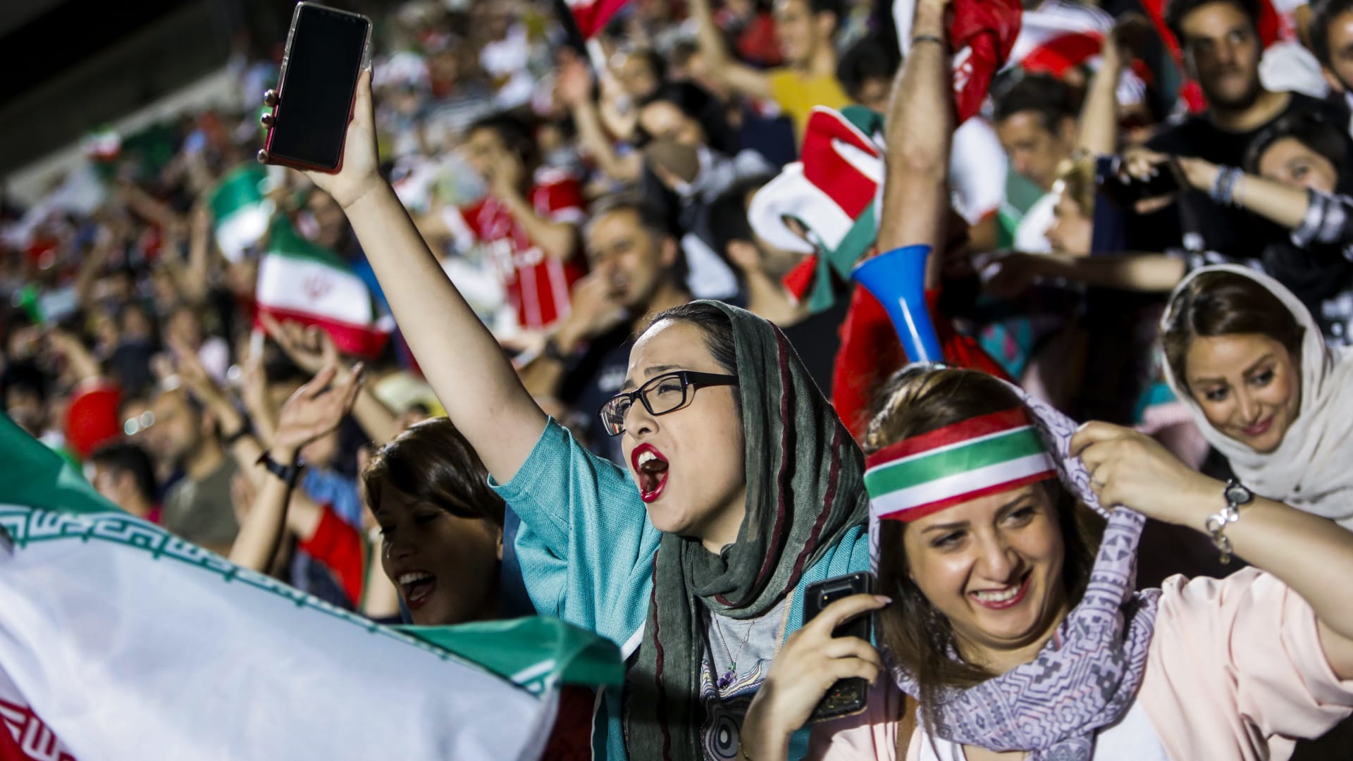 بالصور.. إيرانيات يشجعن بملاعب طهران لأول مرة منذ 1979