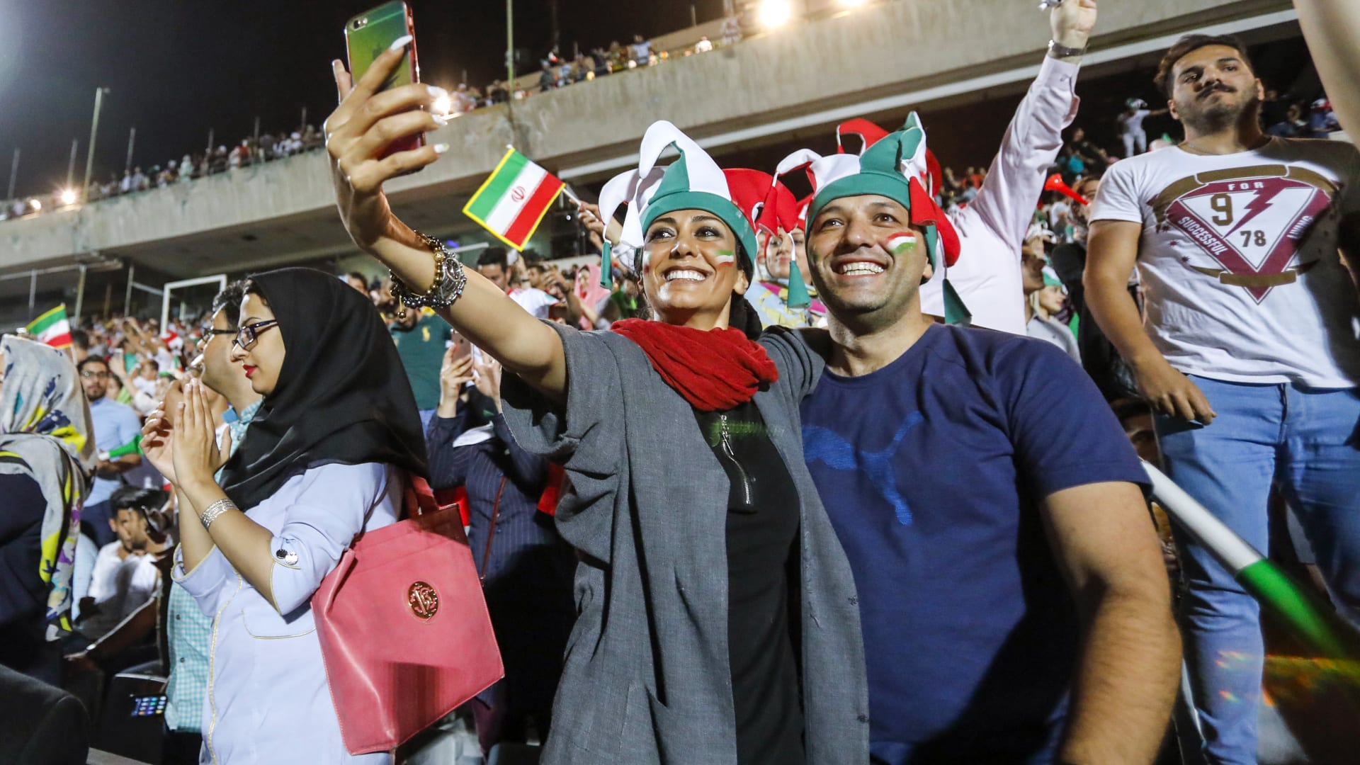 بالصور.. إيرانيات يشجعن بملاعب طهران لأول مرة منذ 1979