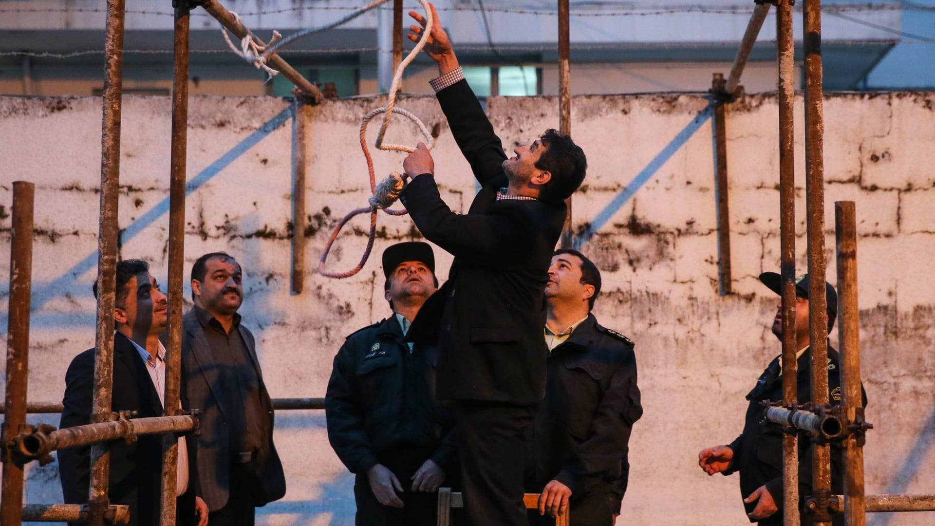 أمريكا تدين إعدام إيران رجل الدين الصوفي محمد سلاس